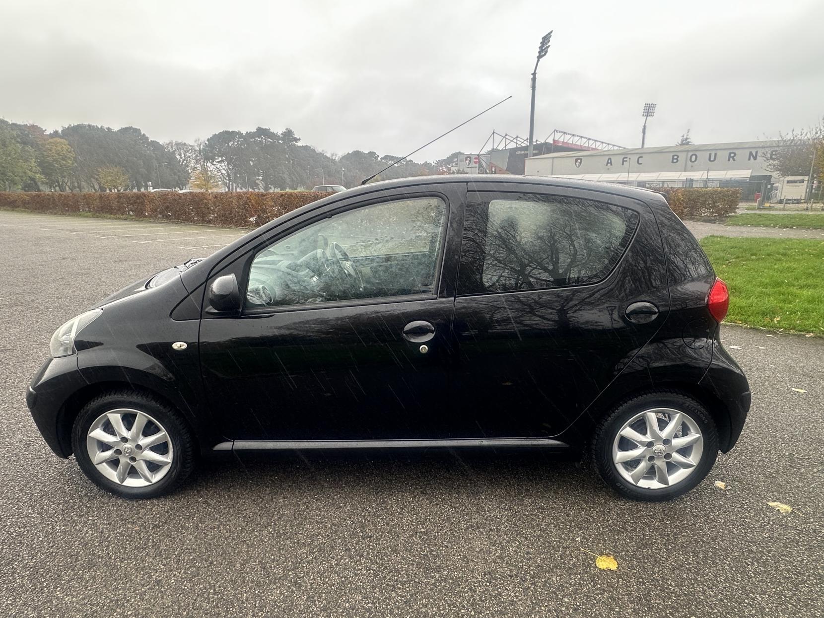 Toyota AYGO 1.0 VVT-i Black Hatchback 5dr Petrol Manual Euro 4 (67 bhp)