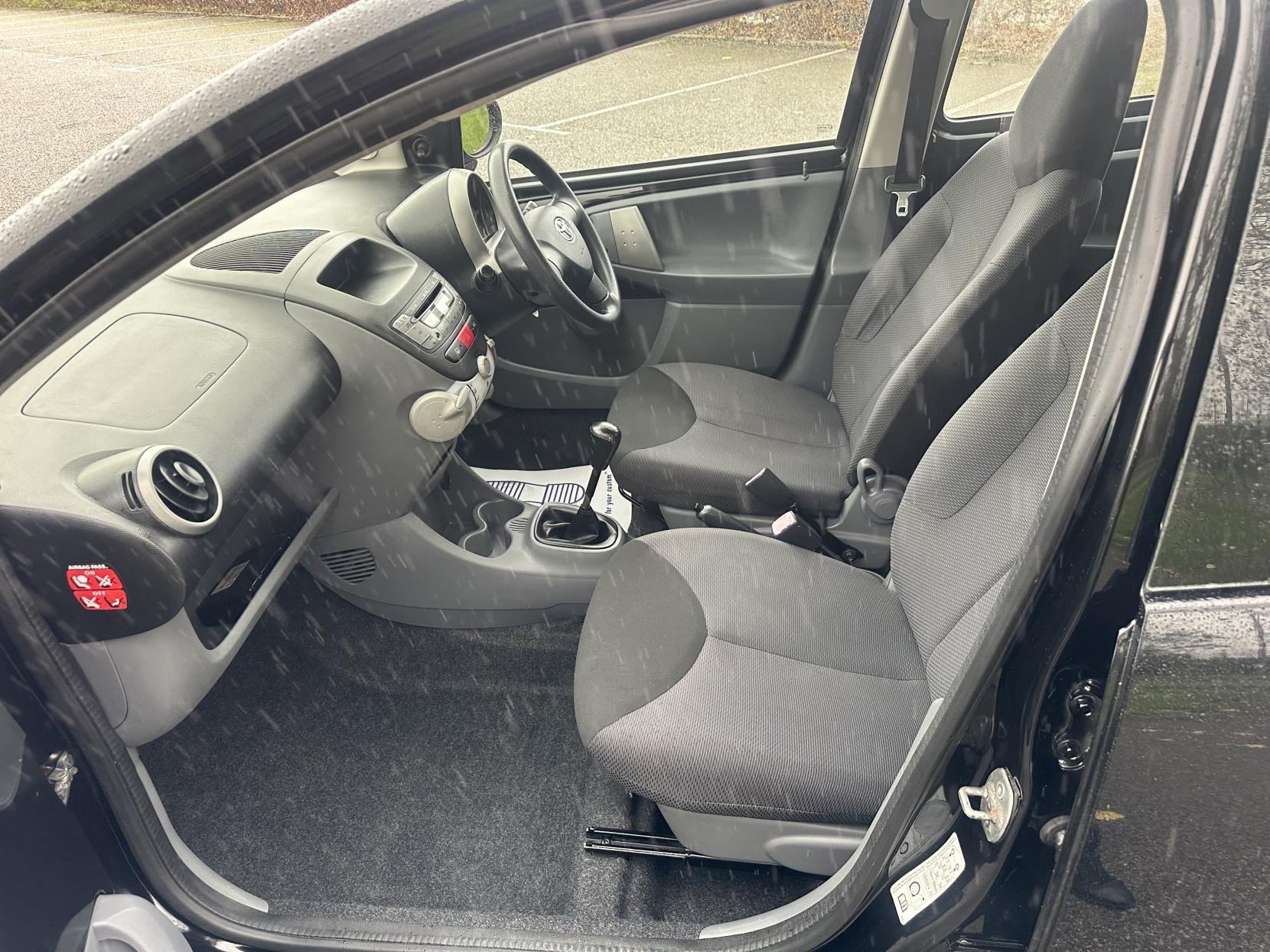 Toyota AYGO 1.0 VVT-i Black Hatchback 5dr Petrol Manual Euro 4 (67 bhp)