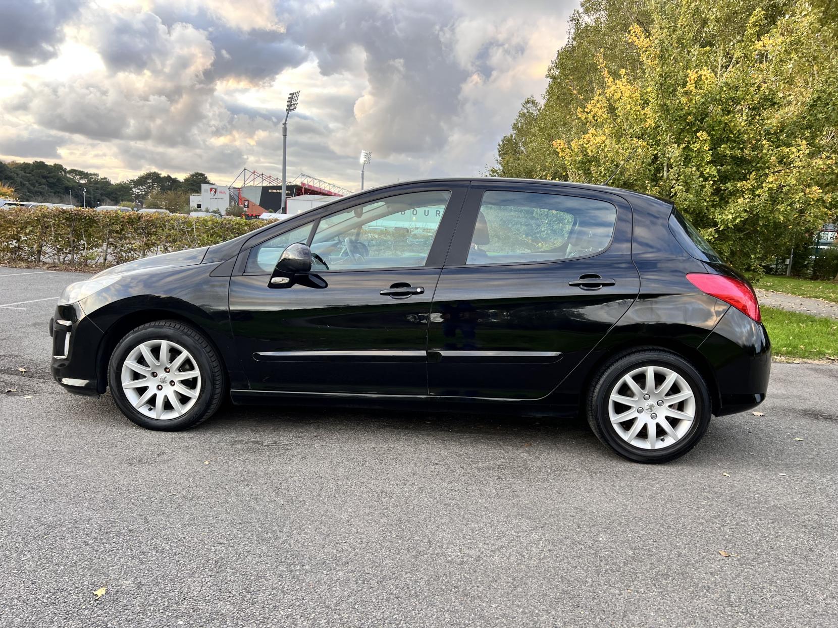 Peugeot 308 1.6 THP SE Hatchback 5dr Petrol Automatic (188 g/km, 140 bhp)