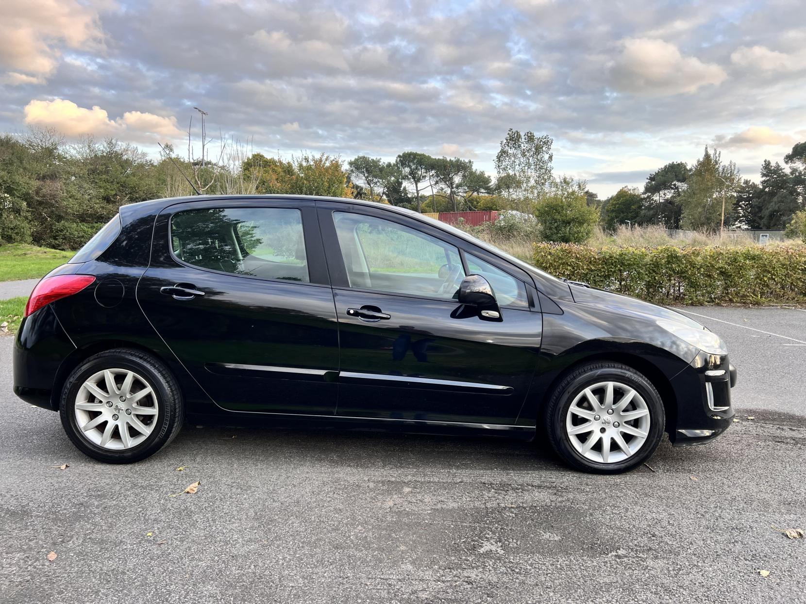 Peugeot 308 1.6 THP SE Hatchback 5dr Petrol Automatic (188 g/km, 140 bhp)