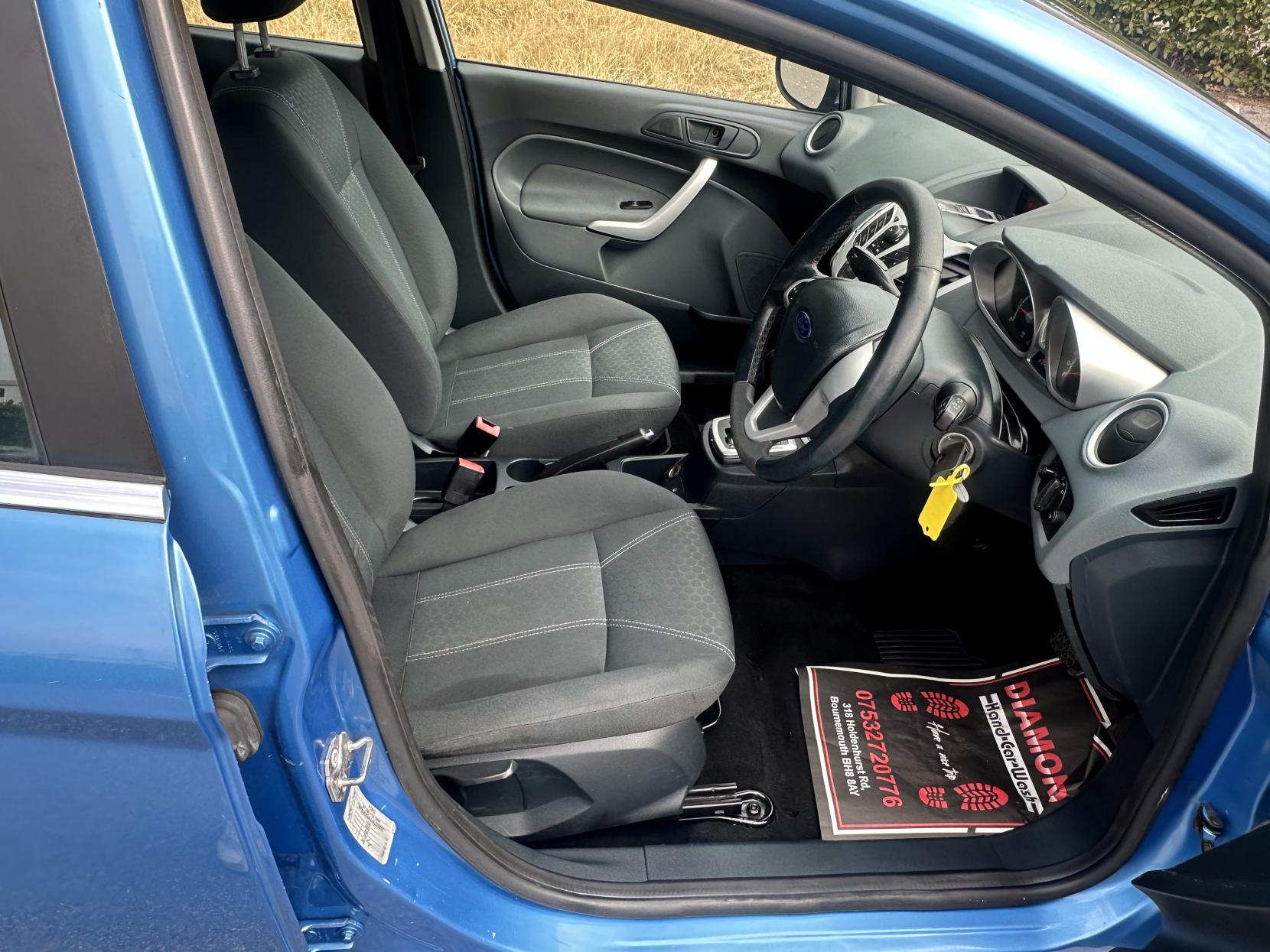 Ford Fiesta 1.4 Zetec Hatchback 5dr Petrol Automatic (154 g/km, 94 bhp)