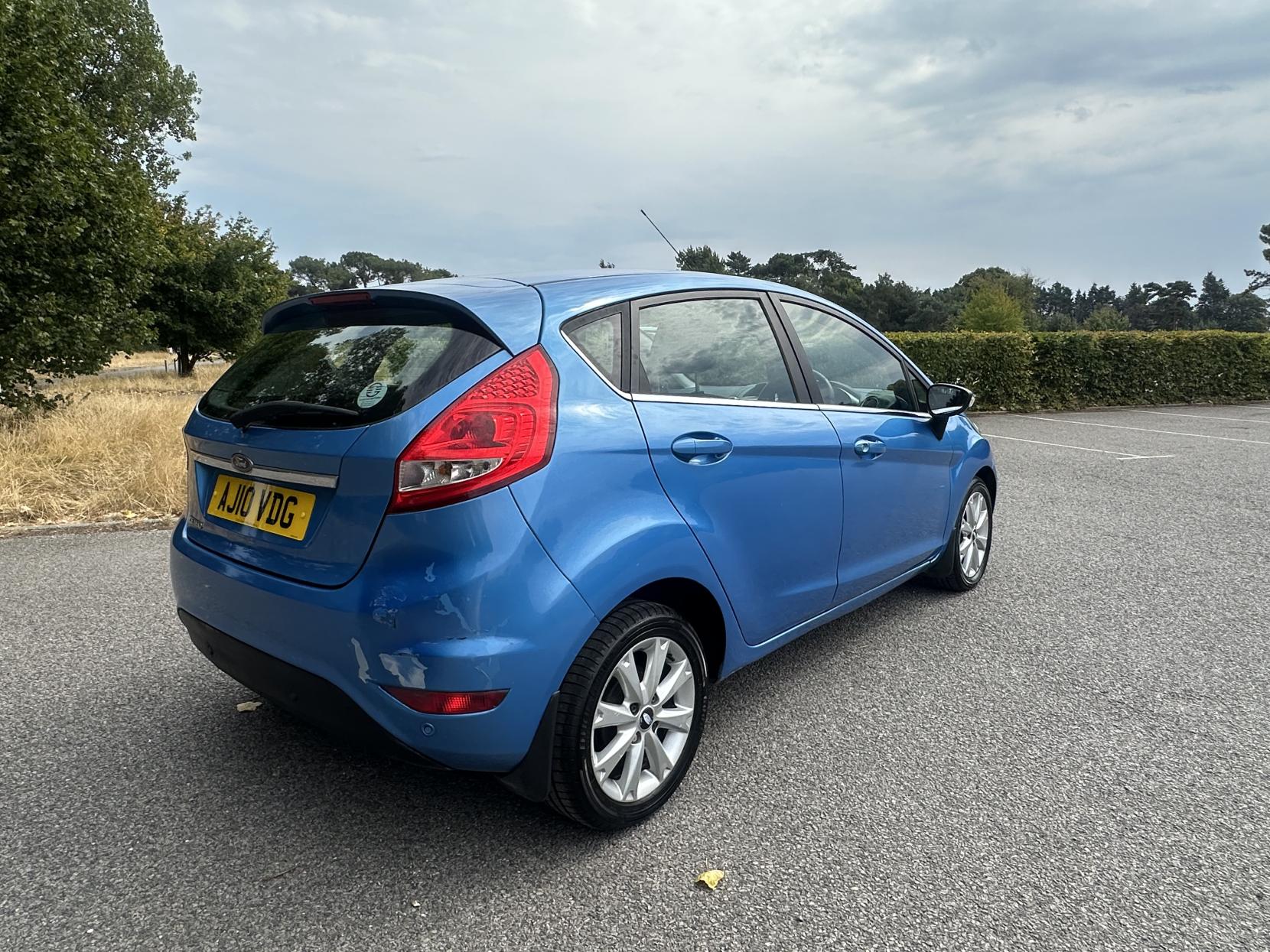 Ford Fiesta 1.4 Zetec Hatchback 5dr Petrol Automatic (154 g/km, 94 bhp)
