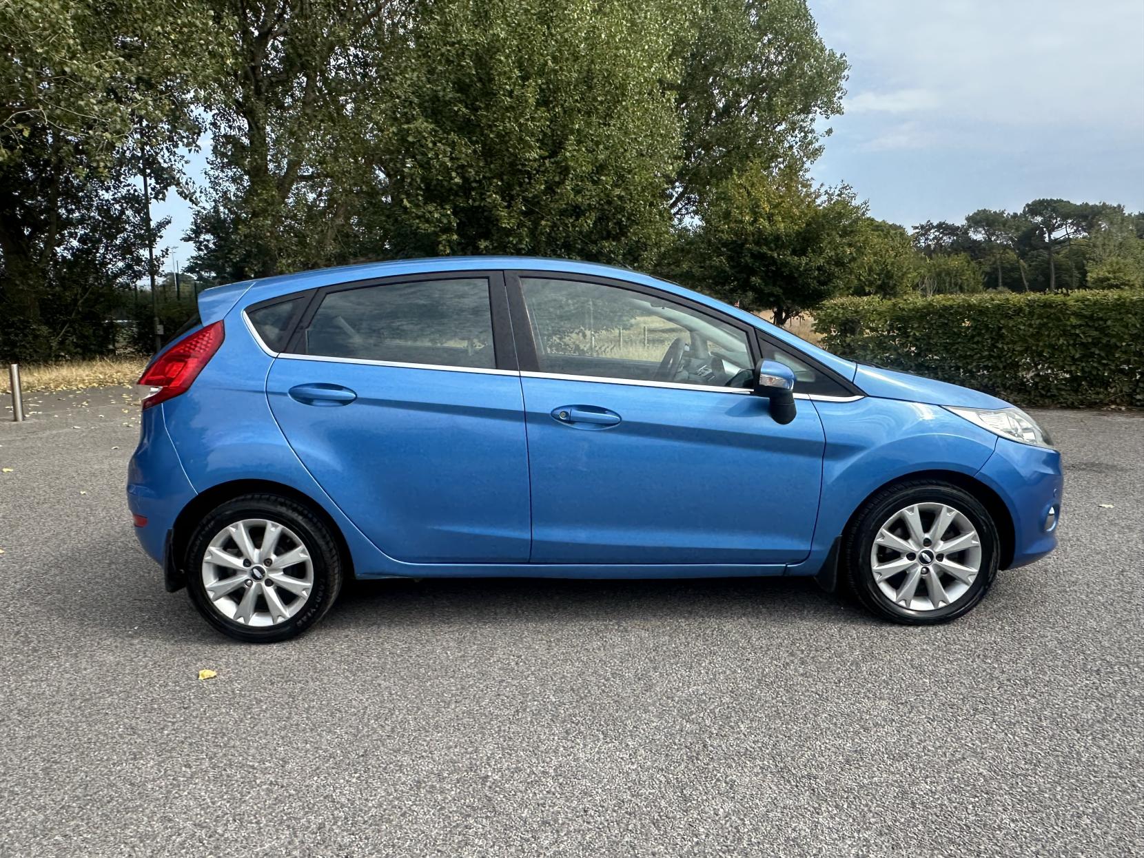 Ford Fiesta 1.4 Zetec Hatchback 5dr Petrol Automatic (154 g/km, 94 bhp)