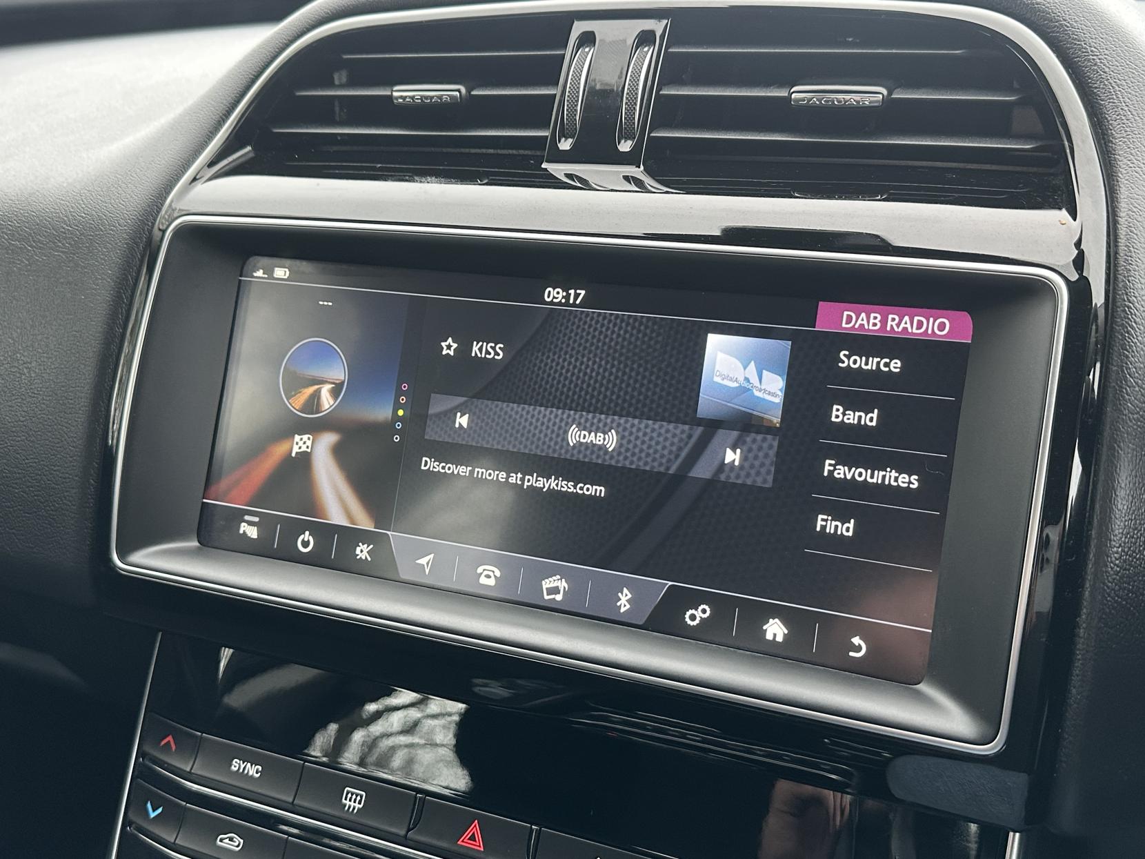 Jaguar XE 2.0d SE Saloon 4dr Diesel Auto Euro 6 (s/s) (163 ps)