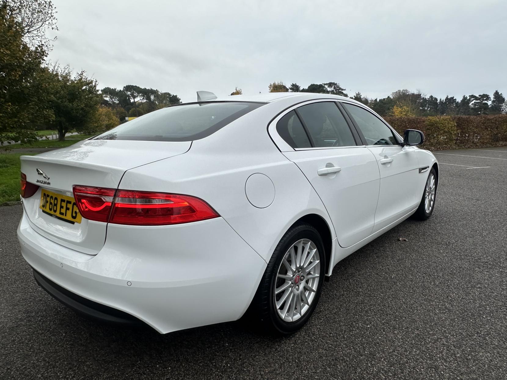 Jaguar XE 2.0d SE Saloon 4dr Diesel Auto Euro 6 (s/s) (163 ps)