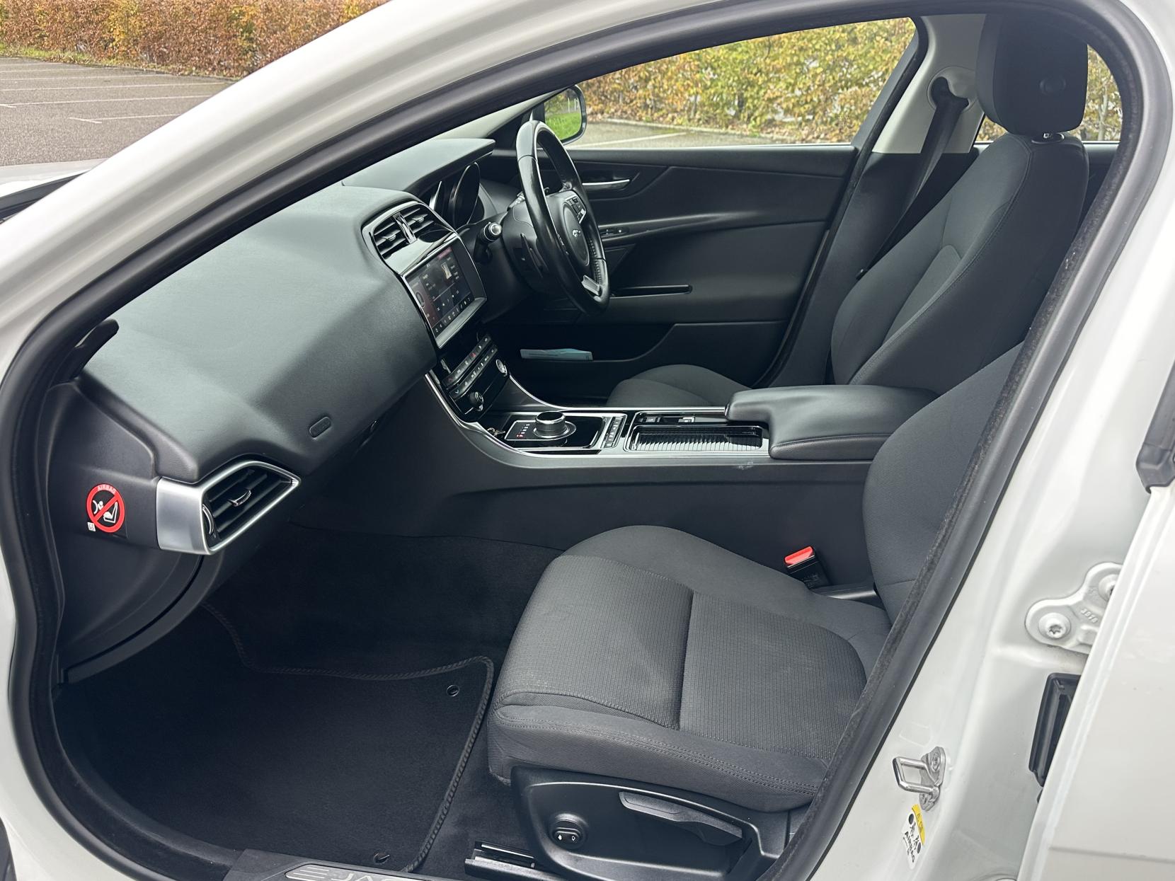 Jaguar XE 2.0d SE Saloon 4dr Diesel Auto Euro 6 (s/s) (163 ps)