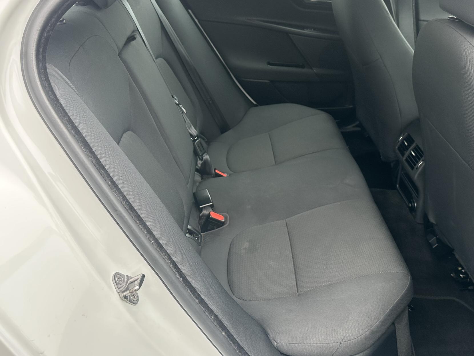 Jaguar XE 2.0d SE Saloon 4dr Diesel Auto Euro 6 (s/s) (163 ps)