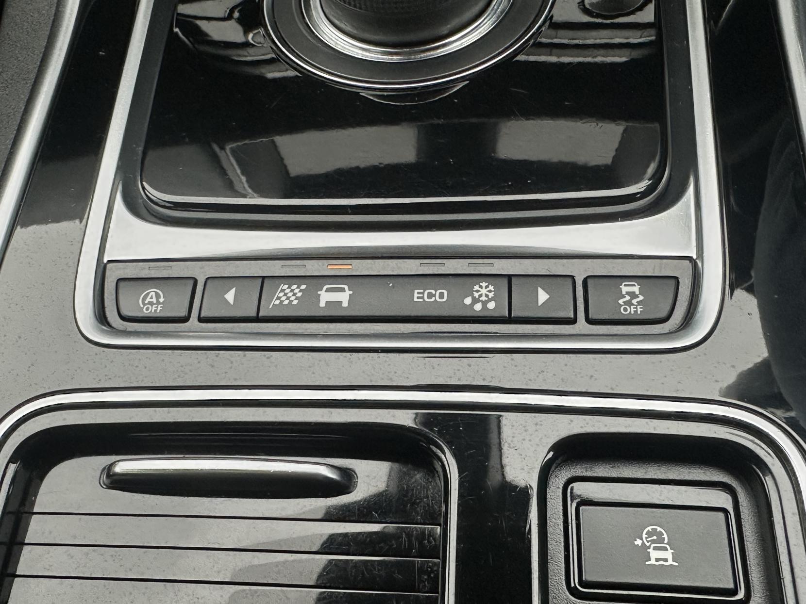 Jaguar XE 2.0d SE Saloon 4dr Diesel Auto Euro 6 (s/s) (163 ps)