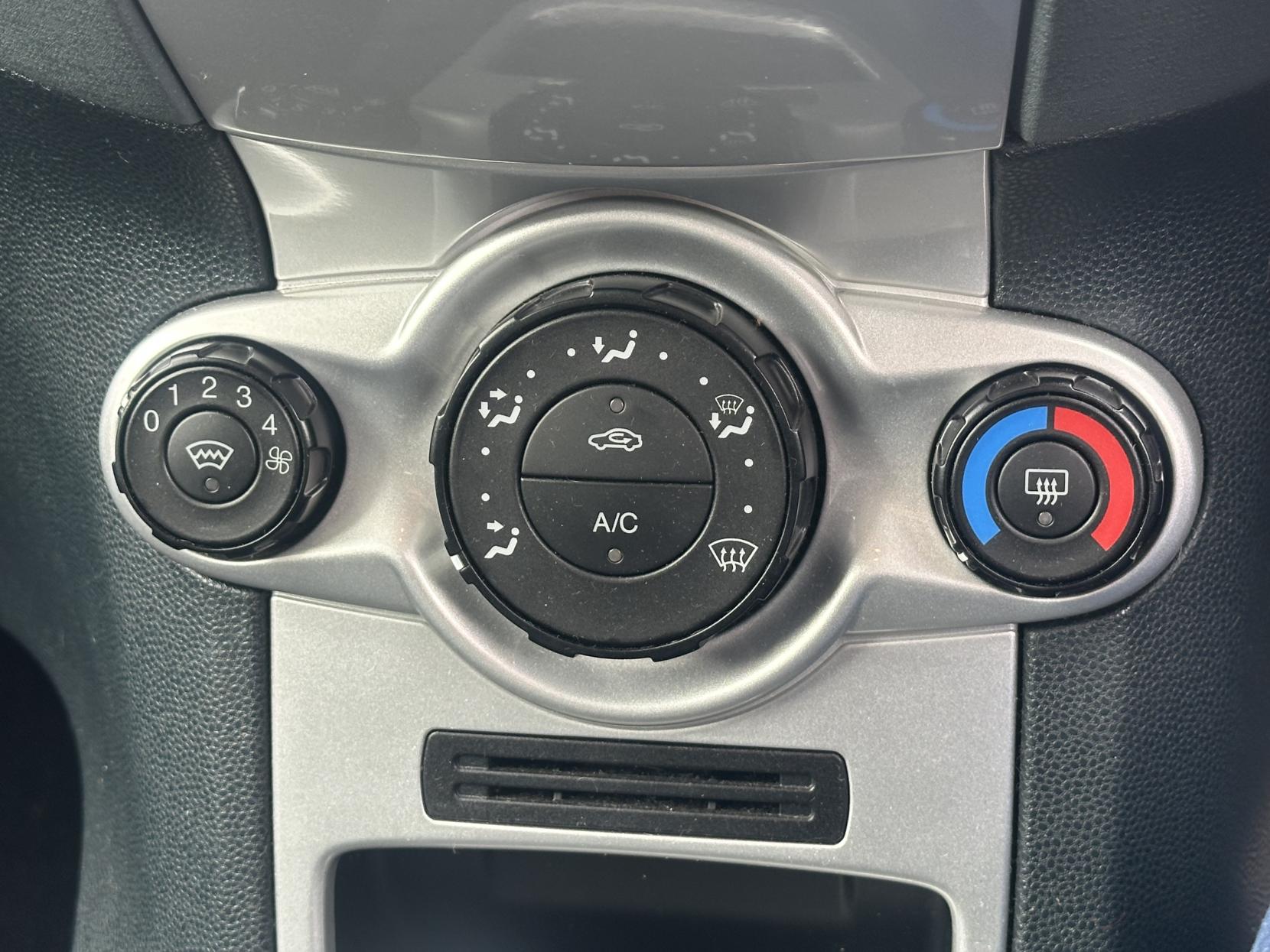 Ford Fiesta 1.25 Zetec Hatchback 3dr Petrol Manual (133 g/km, 81 bhp)