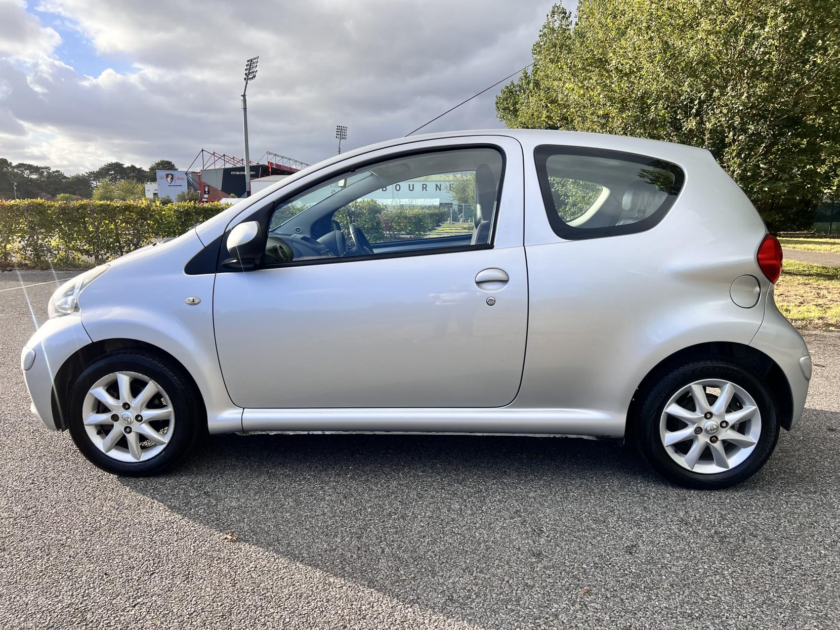 Toyota AYGO 1.0 VVT-i Platinum Hatchback 3dr Petrol Manual Euro 4 (67 bhp)