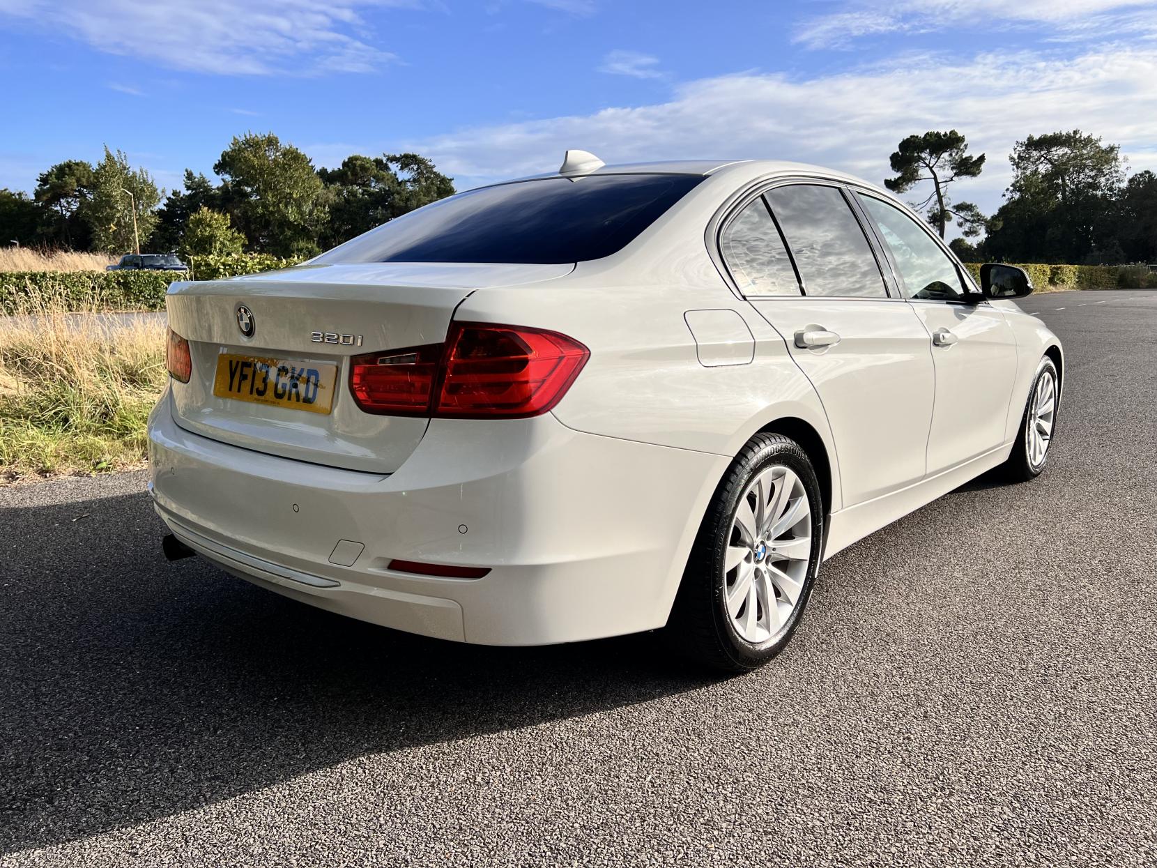 BMW 3 Series 2.0 320i Modern Saloon 4dr Petrol Auto Euro 6 (s/s) (184 ps)