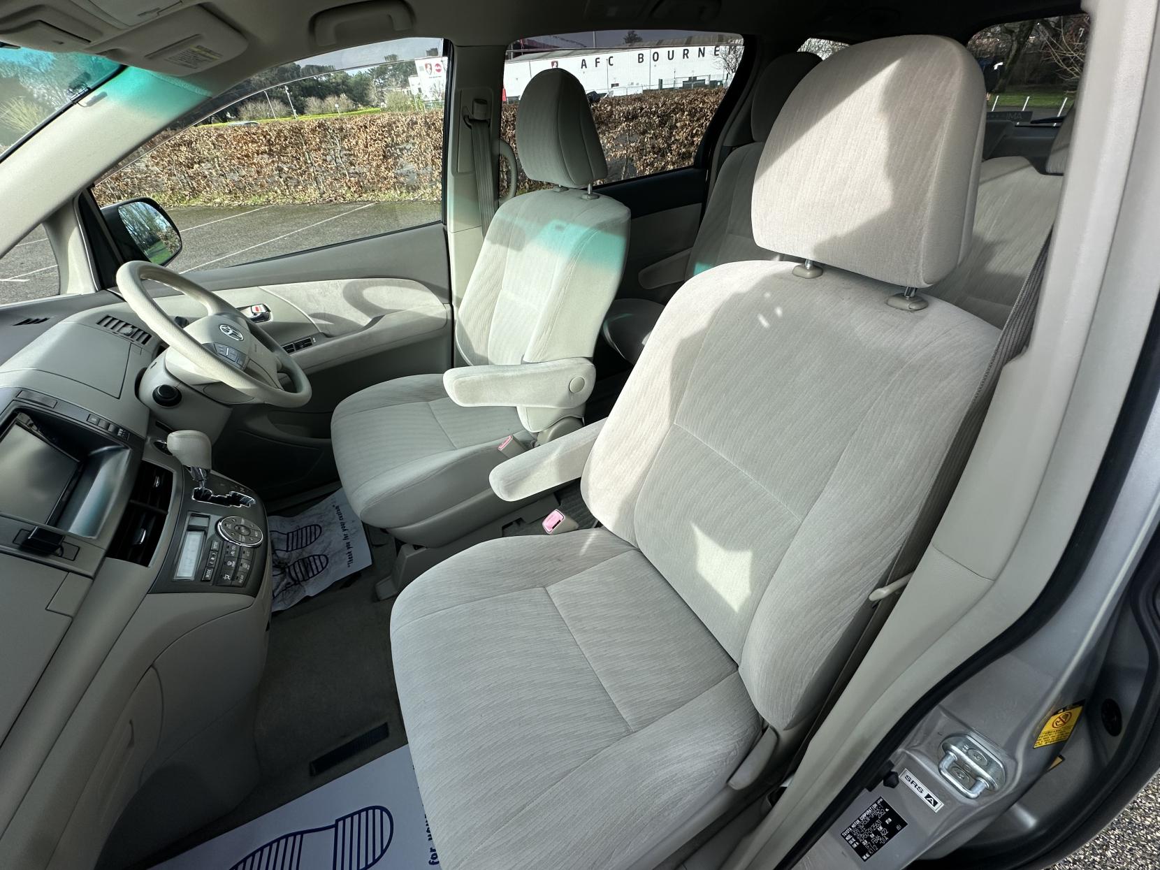 Toyota Estima 2.4 L 2010 TOYOTA ESTIMA 2.4 8 Seater Automatic petrol Silver 5 dr