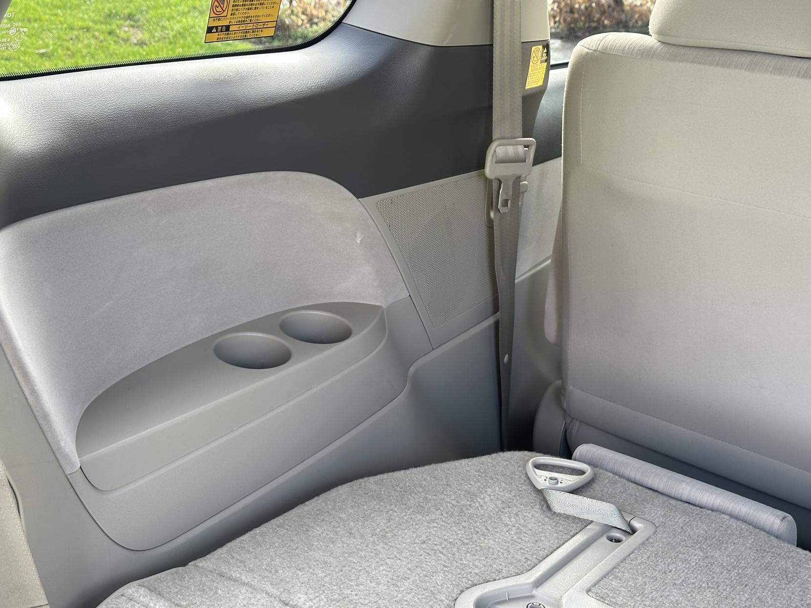 Toyota Estima 2.4 L 2010 TOYOTA ESTIMA 2.4 8 Seater Automatic petrol Silver 5 dr