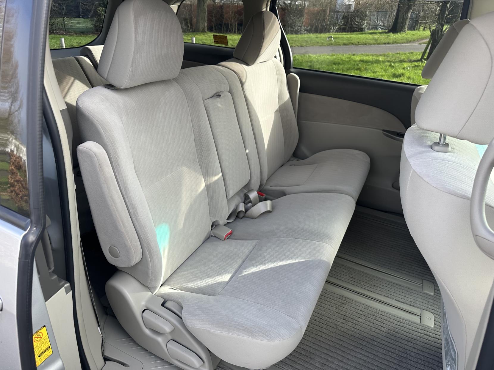 Toyota Estima 2.4 L 2010 TOYOTA ESTIMA 2.4 8 Seater Automatic petrol Silver 5 dr