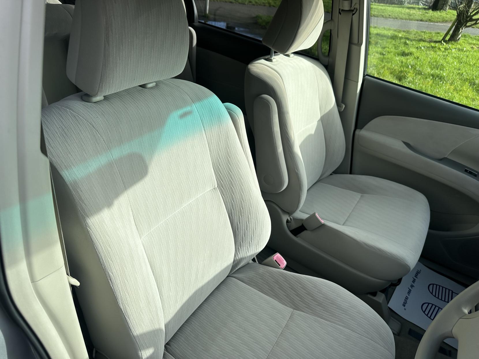 Toyota Estima 2.4 L 2010 TOYOTA ESTIMA 2.4 8 Seater Automatic petrol Silver 5 dr