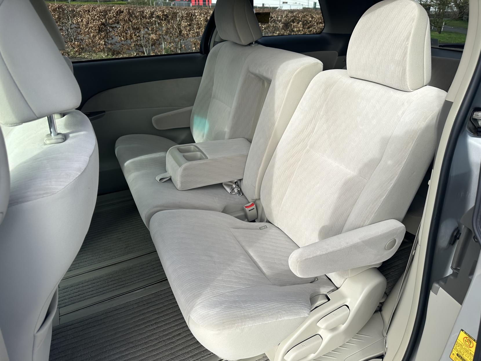 Toyota Estima 2.4 L 2010 TOYOTA ESTIMA 2.4 8 Seater Automatic petrol Silver 5 dr