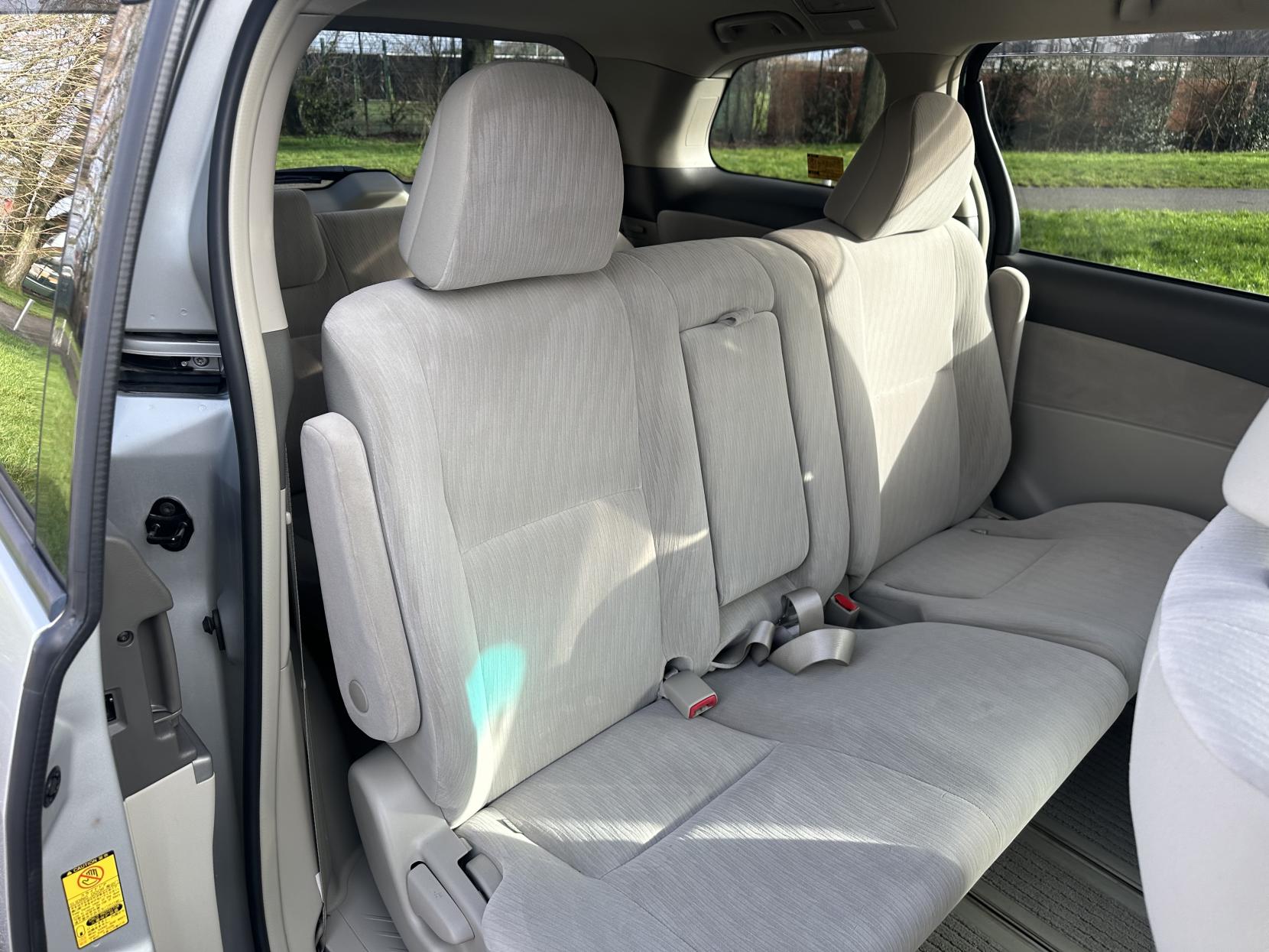 Toyota Estima 2.4 L 2010 TOYOTA ESTIMA 2.4 8 Seater Automatic petrol Silver 5 dr