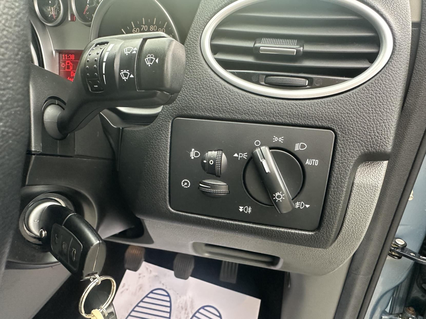 Ford Focus 2.0 Titanium Hatchback 5dr Petrol Manual (170 g/km, 143 bhp)