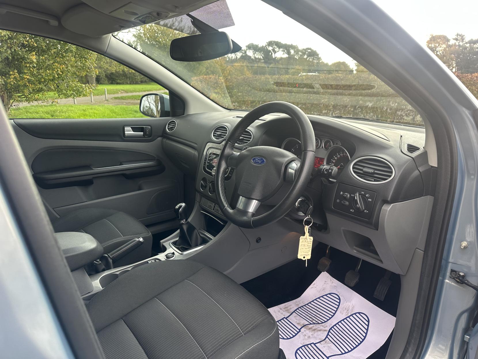 Ford Focus 2.0 Titanium Hatchback 5dr Petrol Manual (170 g/km, 143 bhp)