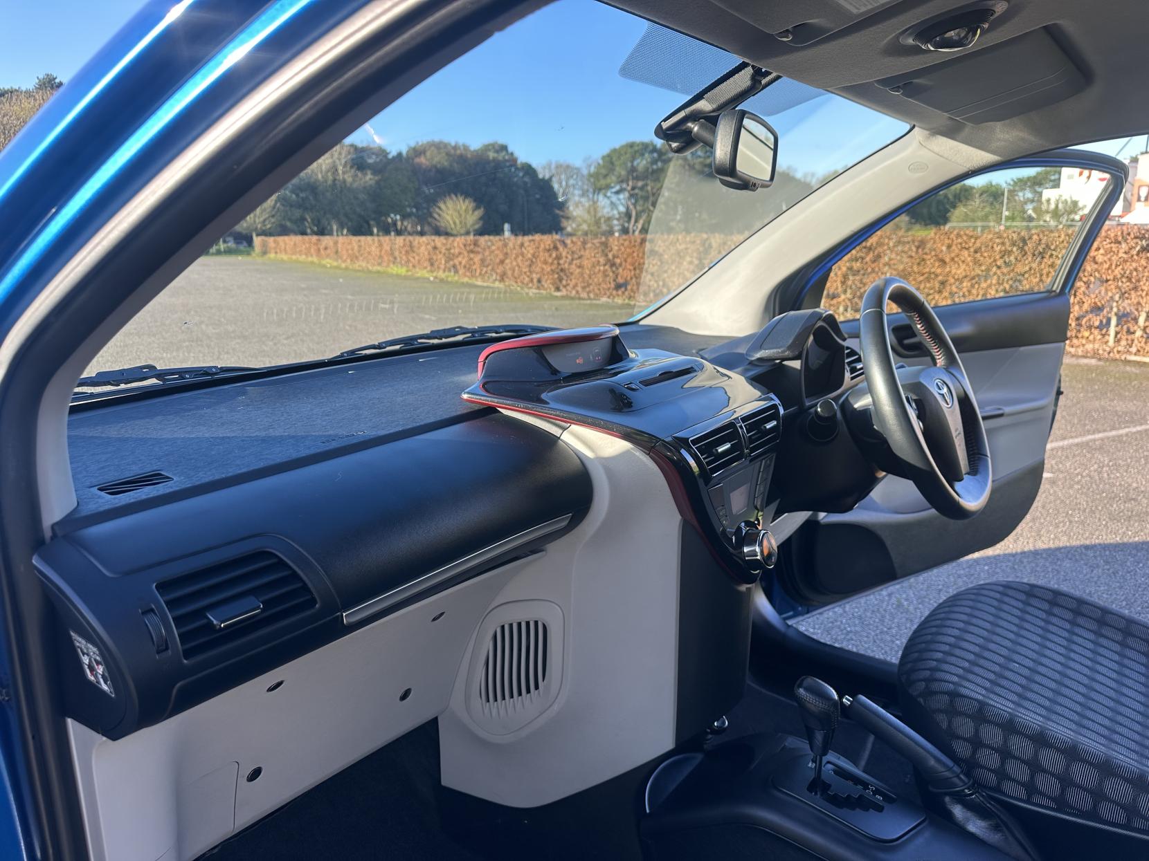 Toyota iQ 1.0 VVT-i 2 Hatchback 3dr Petrol Multidrive Euro 5 (68 ps)