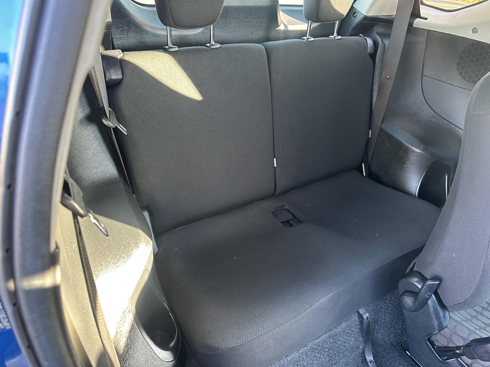 Toyota iQ 1.0 VVT-i 2 Hatchback 3dr Petrol Multidrive Euro 5 (68 ps)