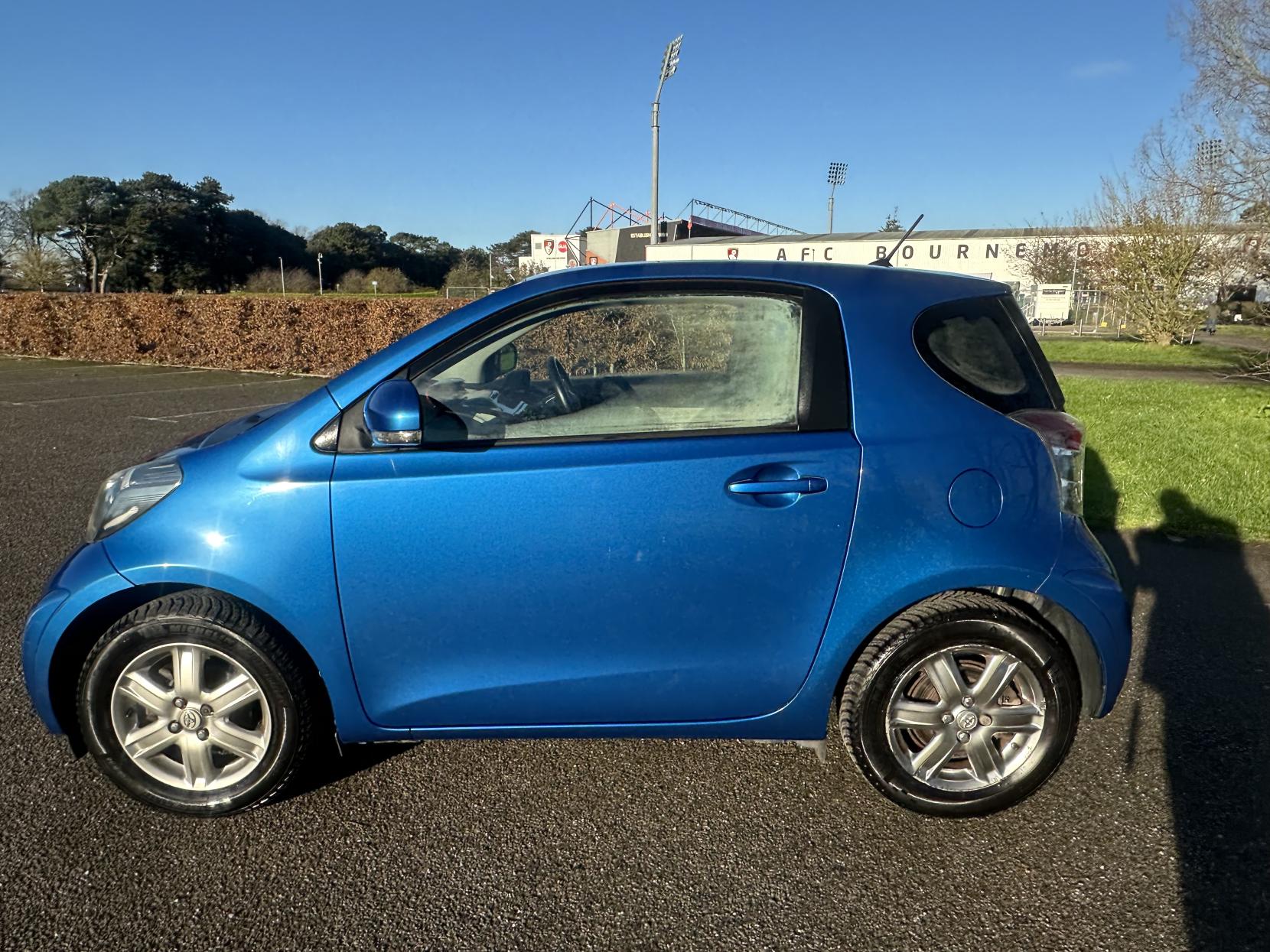 Toyota iQ 1.0 VVT-i 2 Hatchback 3dr Petrol Multidrive Euro 5 (68 ps)