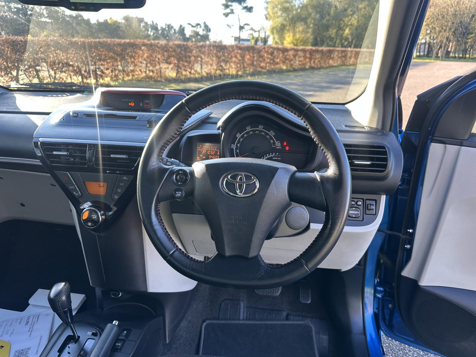 Toyota iQ 1.0 VVT-i 2 Hatchback 3dr Petrol Multidrive Euro 5 (68 ps)