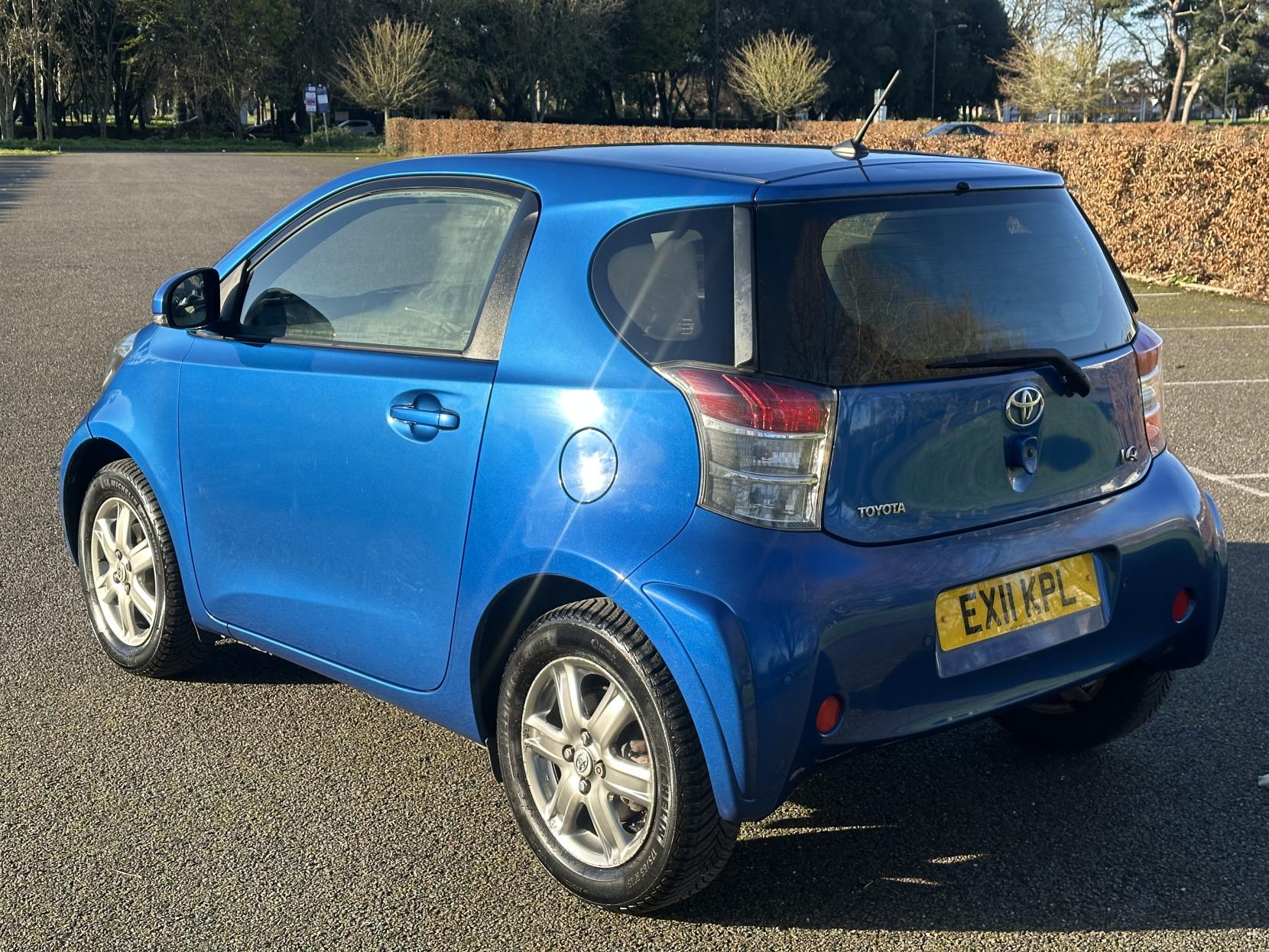 Toyota iQ 1.0 VVT-i 2 Hatchback 3dr Petrol Multidrive Euro 5 (68 ps)