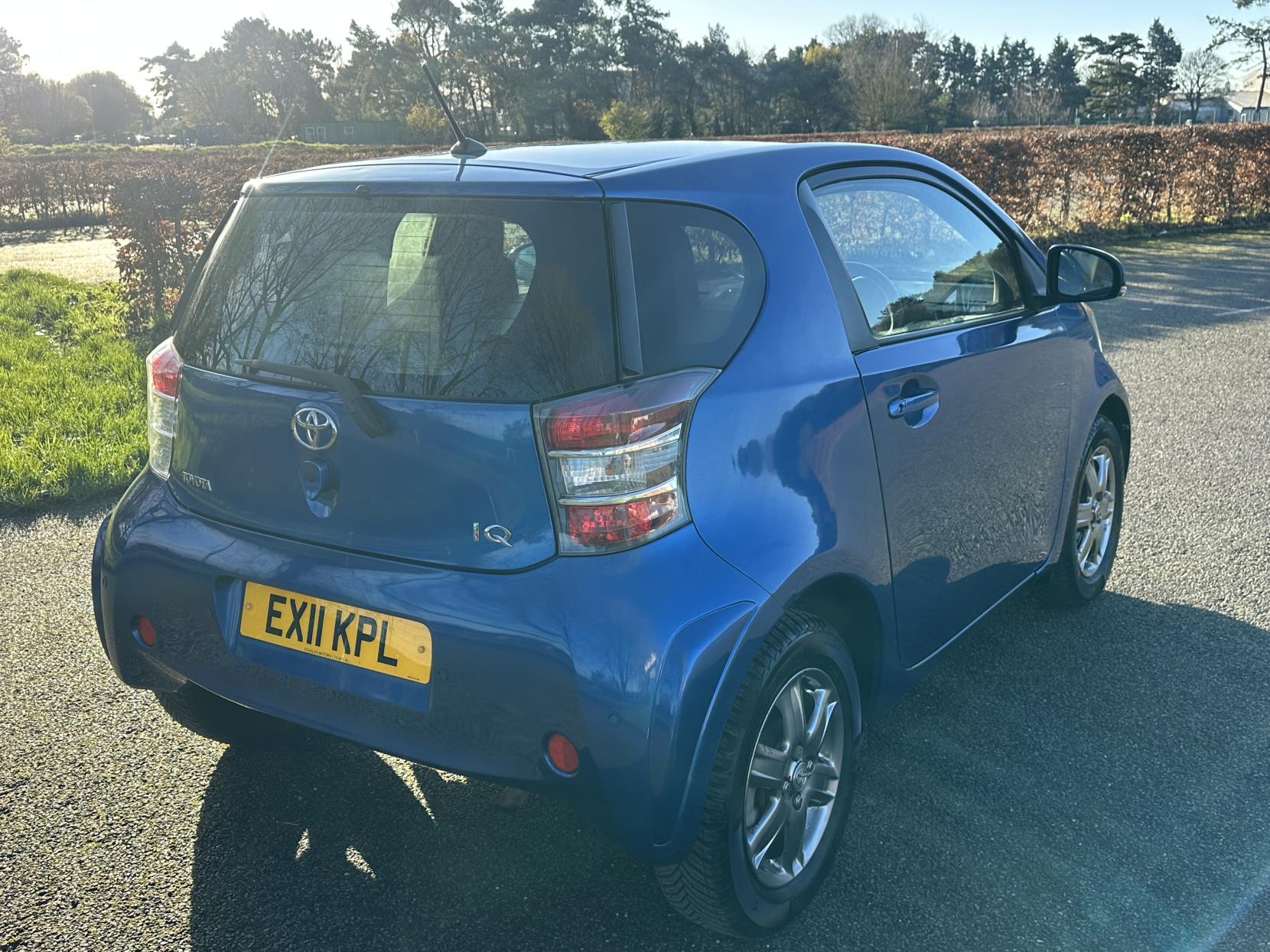 Toyota iQ 1.0 VVT-i 2 Hatchback 3dr Petrol Multidrive Euro 5 (68 ps)