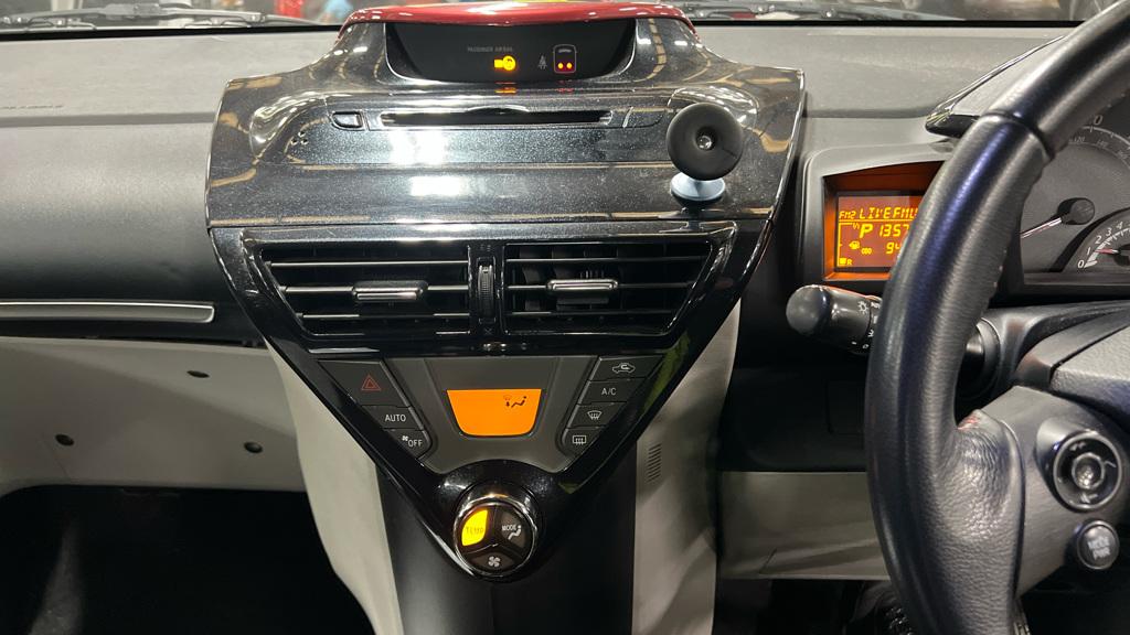 Toyota iQ 1.0 VVT-i 2 Hatchback 3dr Petrol Multidrive Euro 5 (68 ps)