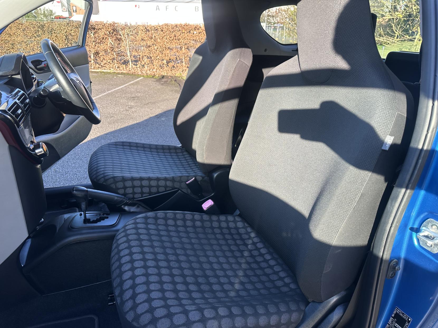 Toyota iQ 1.0 VVT-i 2 Hatchback 3dr Petrol Multidrive Euro 5 (68 ps)