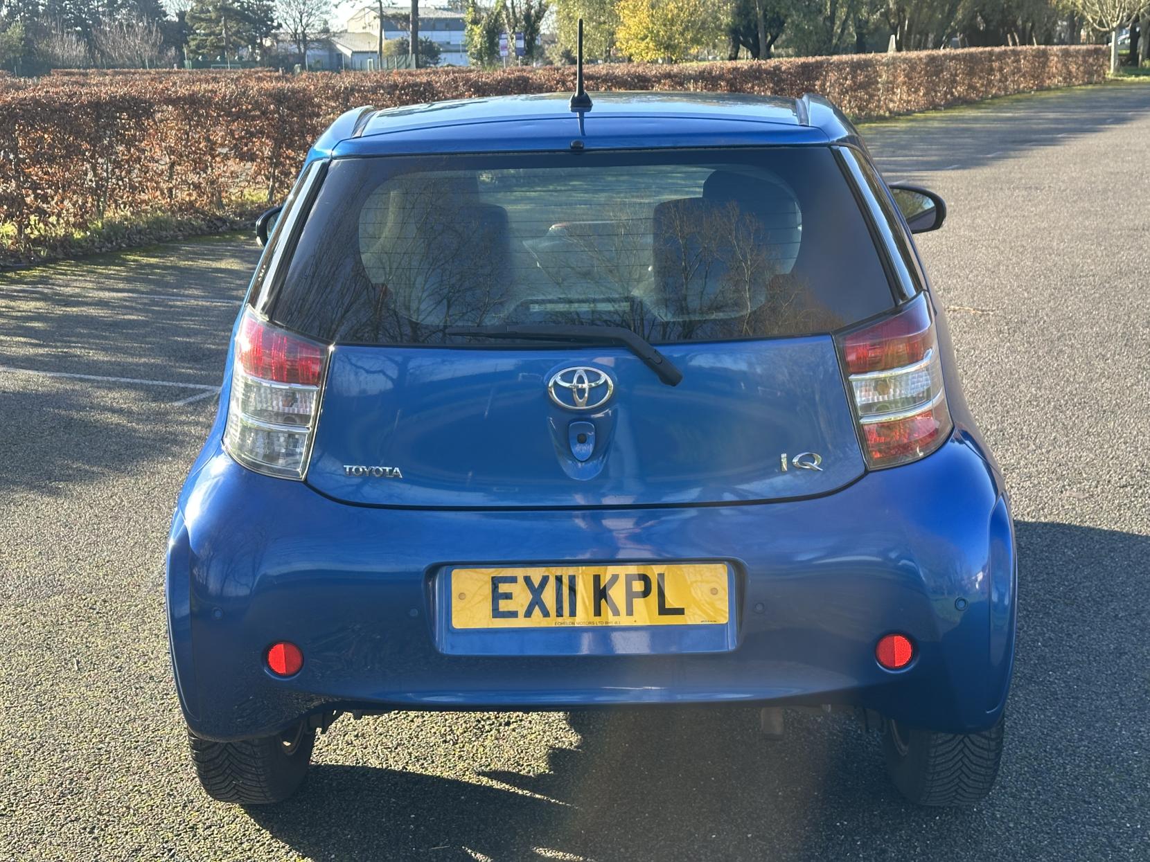 Toyota iQ 1.0 VVT-i 2 Hatchback 3dr Petrol Multidrive Euro 5 (68 ps)