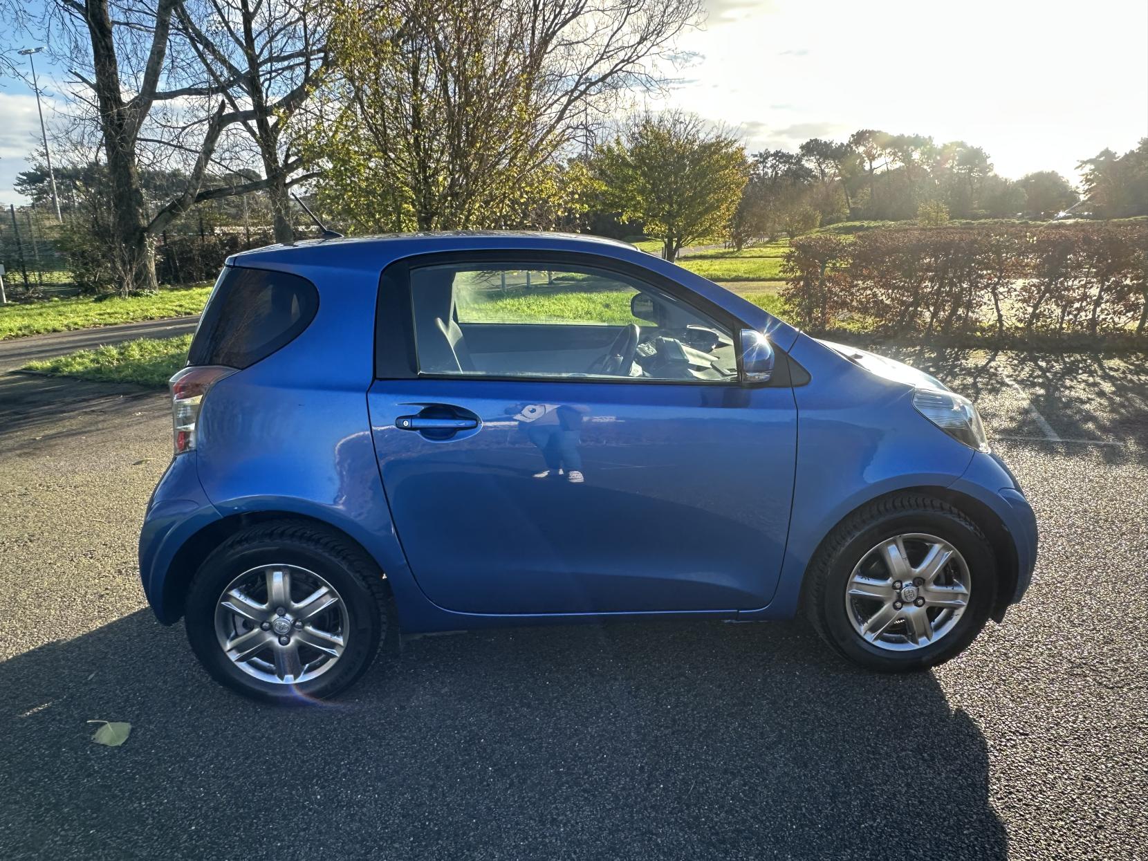 Toyota iQ 1.0 VVT-i 2 Hatchback 3dr Petrol Multidrive Euro 5 (68 ps)