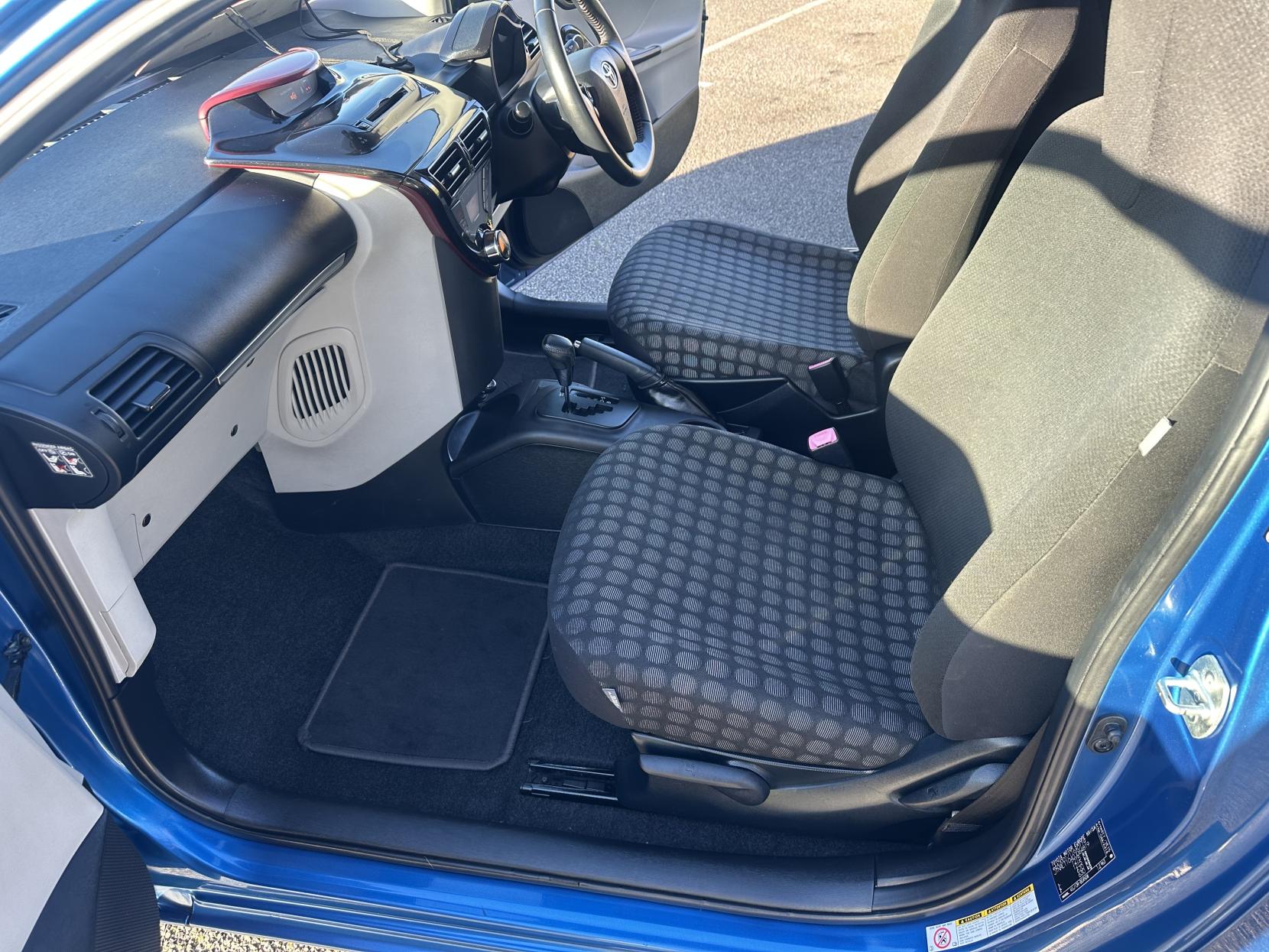 Toyota iQ 1.0 VVT-i 2 Hatchback 3dr Petrol Multidrive Euro 5 (68 ps)