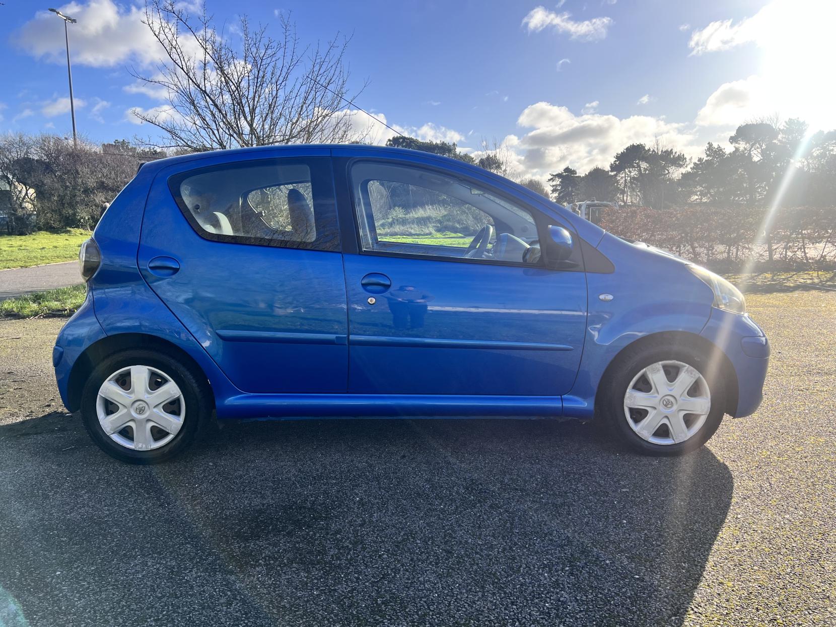 Toyota AYGO 1.0 VVT-i Blue Hatchback 5dr Petrol MultiMode Euro 4 (67 bhp)