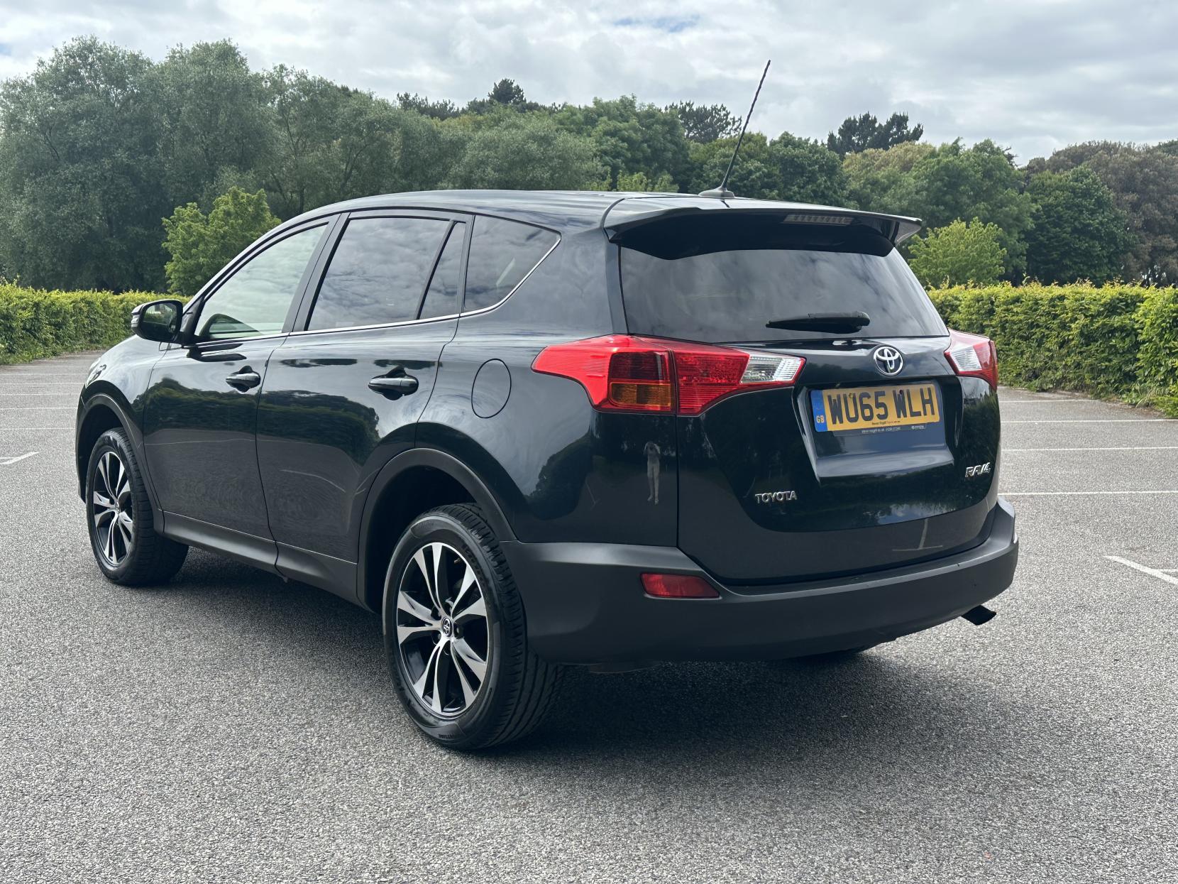 Toyota RAV4 2.0 Icon 2.0 D-4D Icon SUV 5dr Diesel Manual 2WD Euro 6 (s/s) (124 ps)