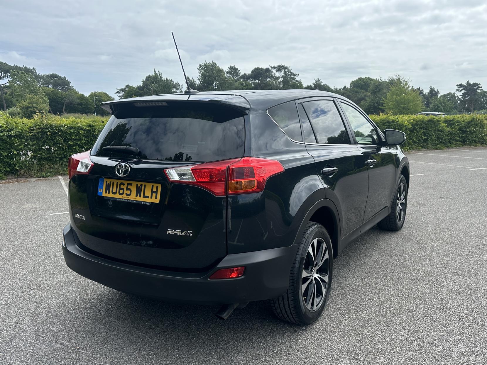 Toyota RAV4 2.0 Icon 2.0 D-4D Icon SUV 5dr Diesel Manual 2WD Euro 6 (s/s) (124 ps)