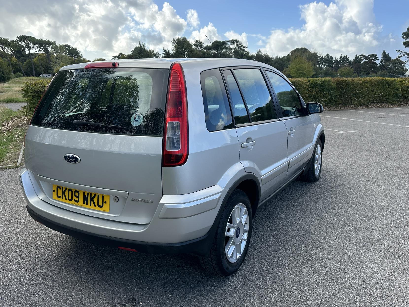 Ford Fusion 1.6 Zetec Climate Hatchback 5dr Petrol Automatic (181 g/km, 99 bhp)