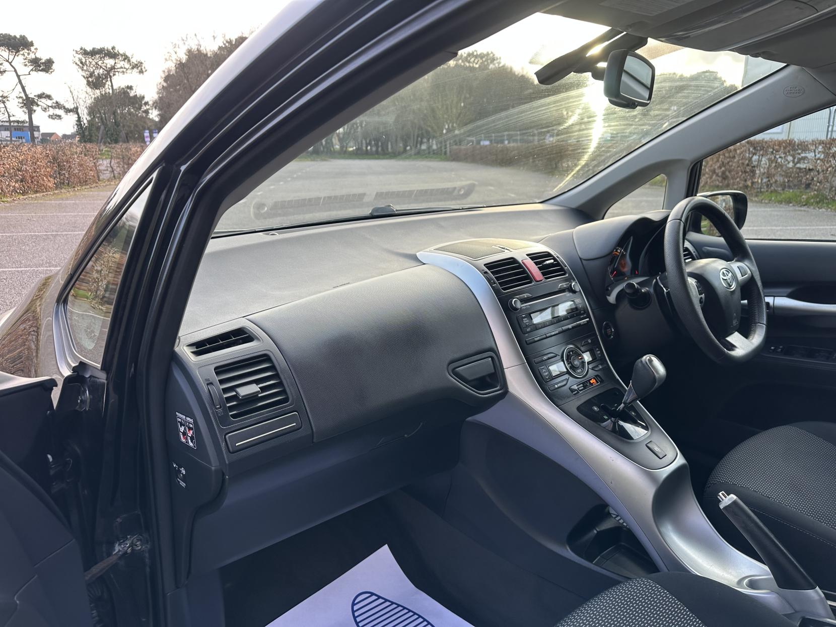 Toyota Auris 1.6 V-Matic TR Hatchback 5dr Petrol MultiMode Euro 5 (132 ps)