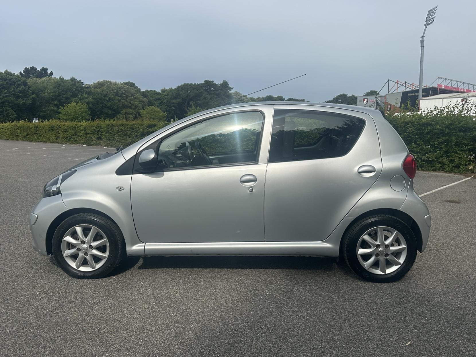 Toyota AYGO 1.0 VVT-i Platinum Hatchback 5dr Petrol Manual Euro 4 (67 bhp)
