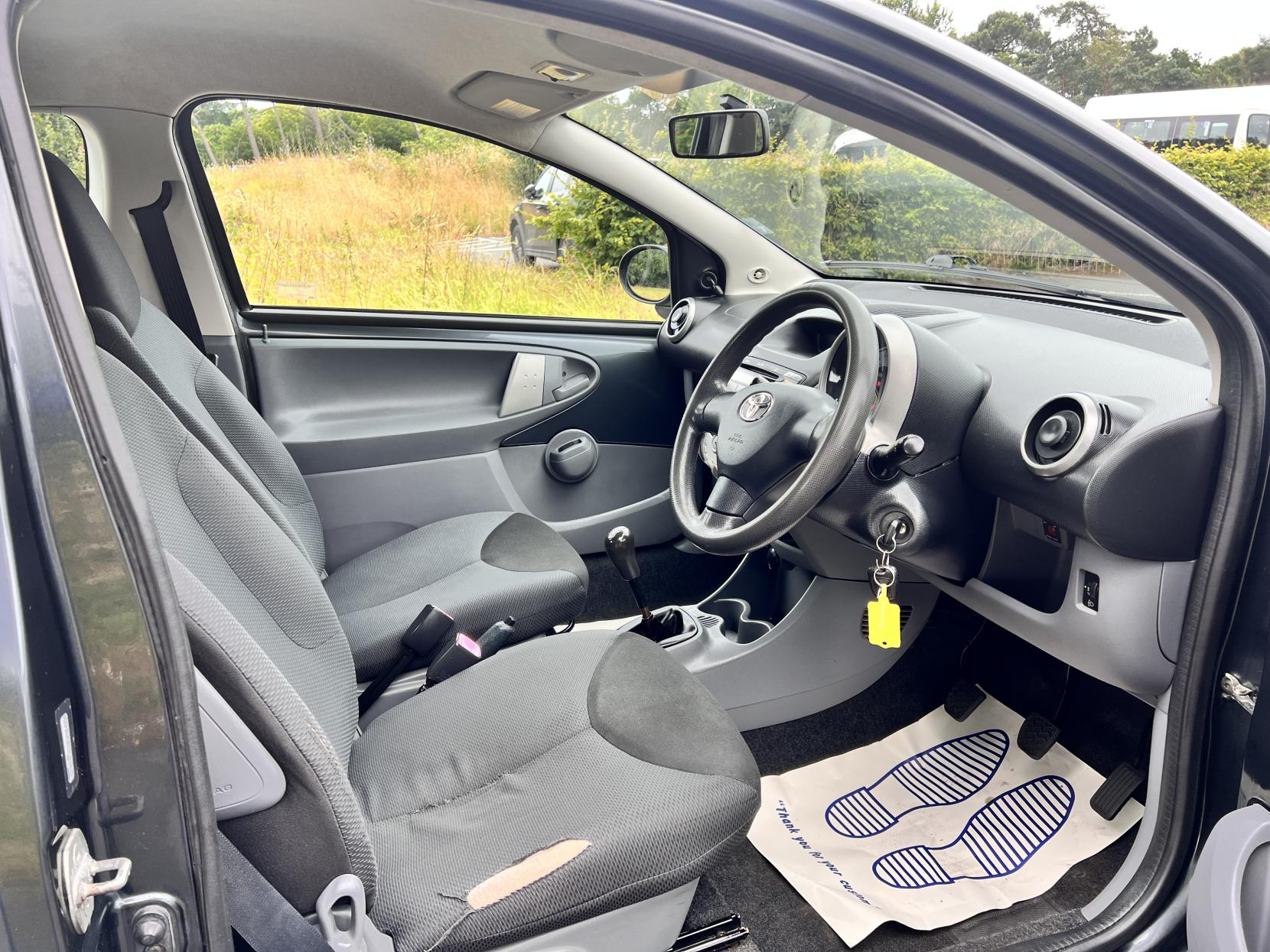 Toyota AYGO 1.0 VVT-i + Hatchback 3dr Petrol Manual Euro 4 (67 bhp)