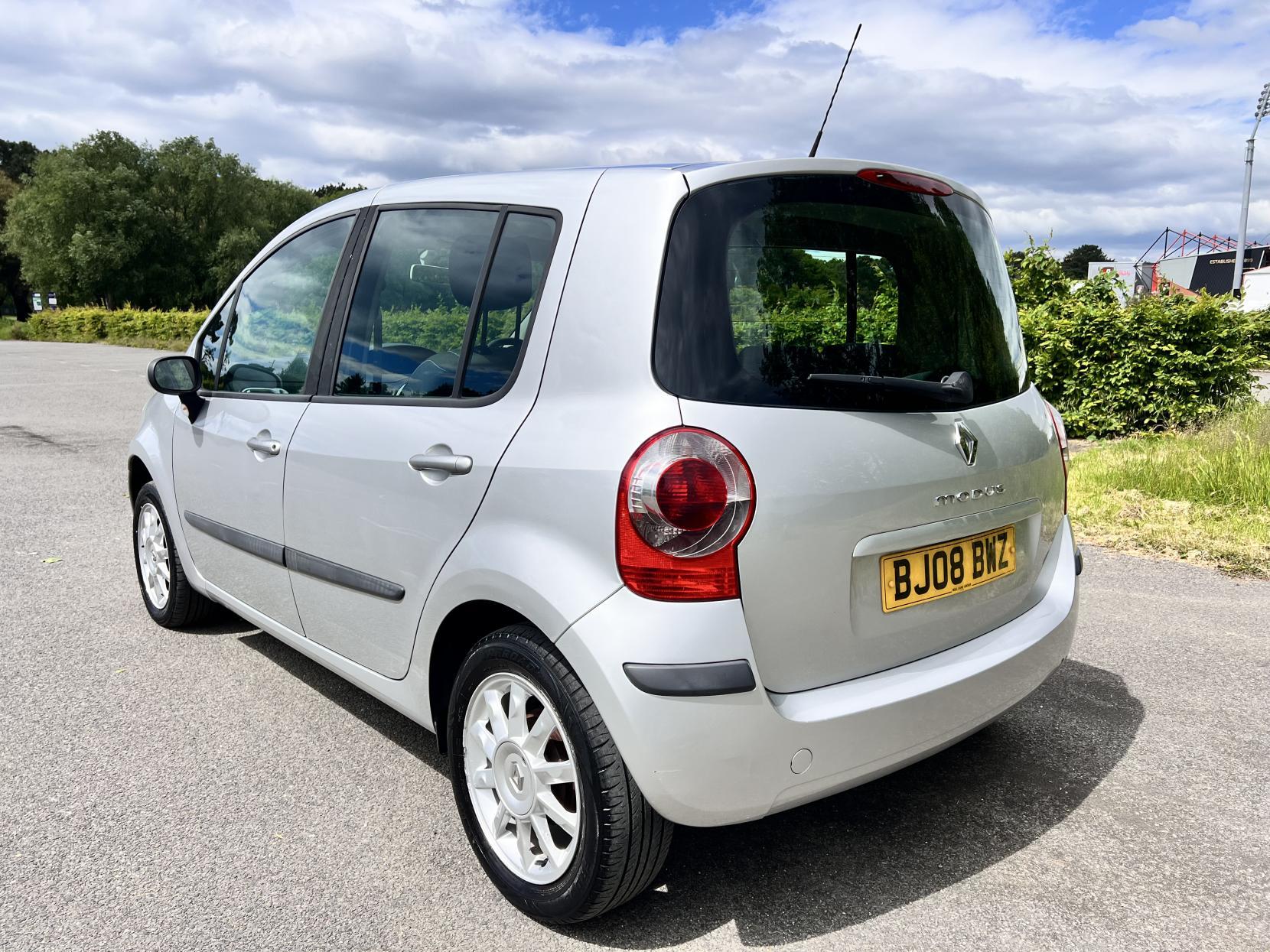 Renault Modus 1.4 16v Dynamique Hatchback 5dr Petrol Manual (161 g/km, 98 bhp)