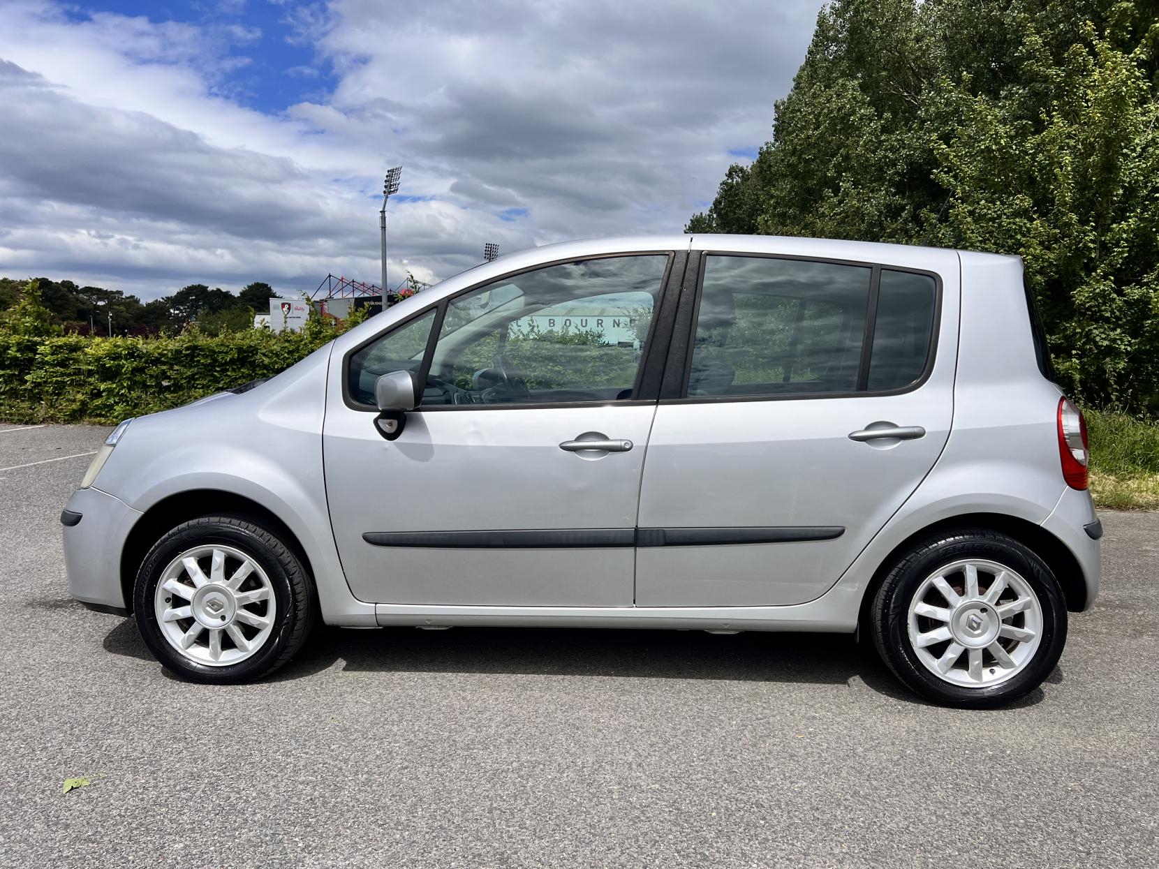 Renault Modus 1.4 16v Dynamique Hatchback 5dr Petrol Manual (161 g/km, 98 bhp)