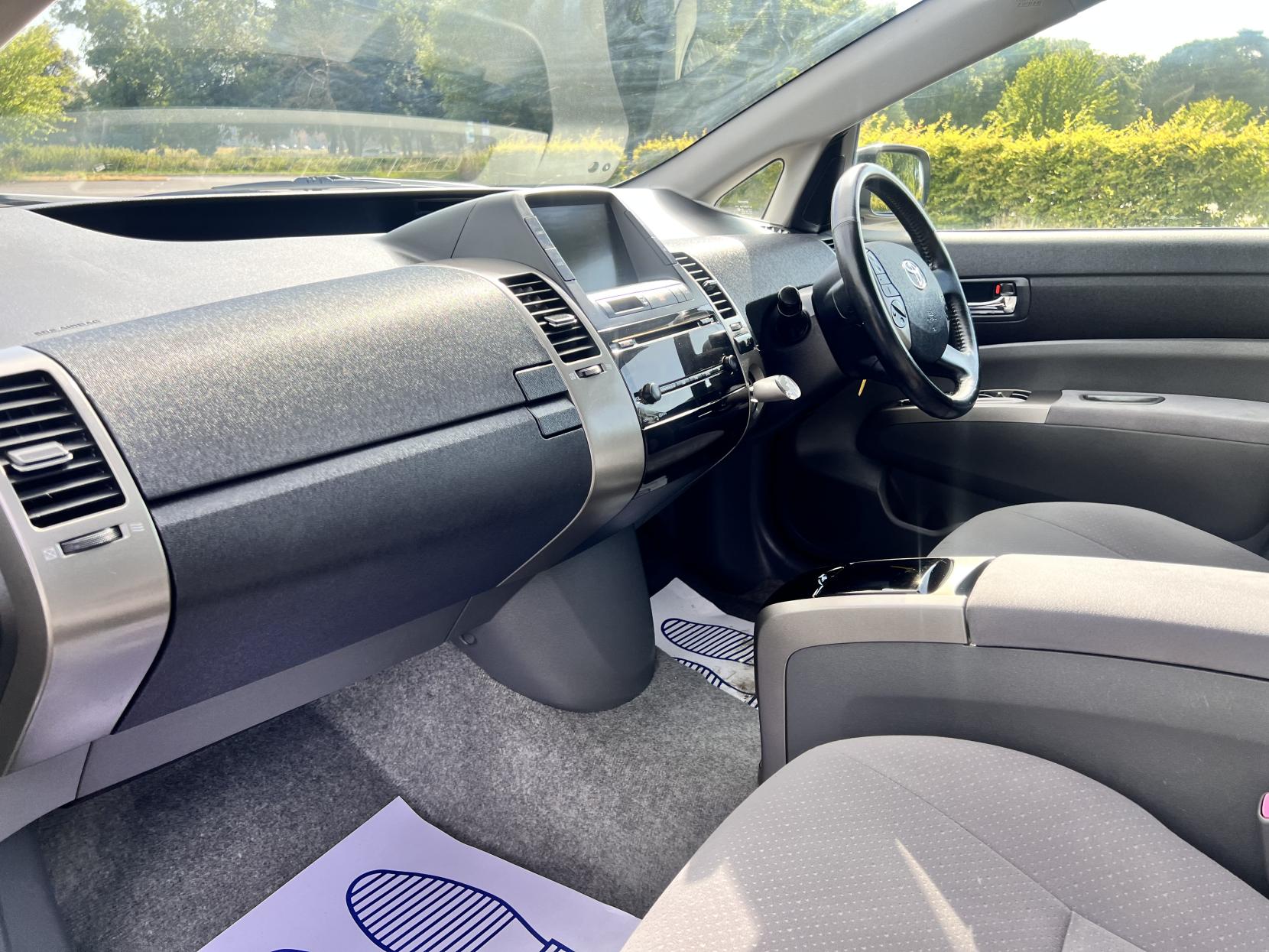 Toyota Prius 1.5 T3 Hatchback 5dr Petrol Hybrid CVT (104 g/km, 76 bhp)