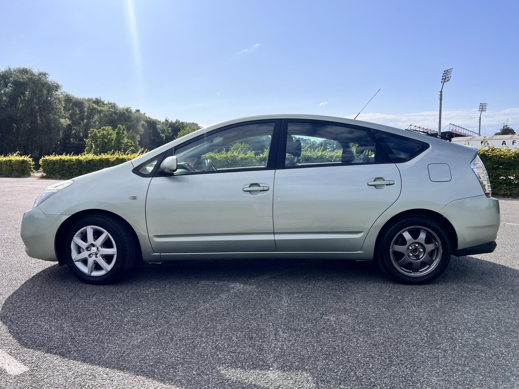 Toyota Prius 1.5 T3 Hatchback 5dr Petrol Hybrid CVT (104 g/km, 76 bhp)