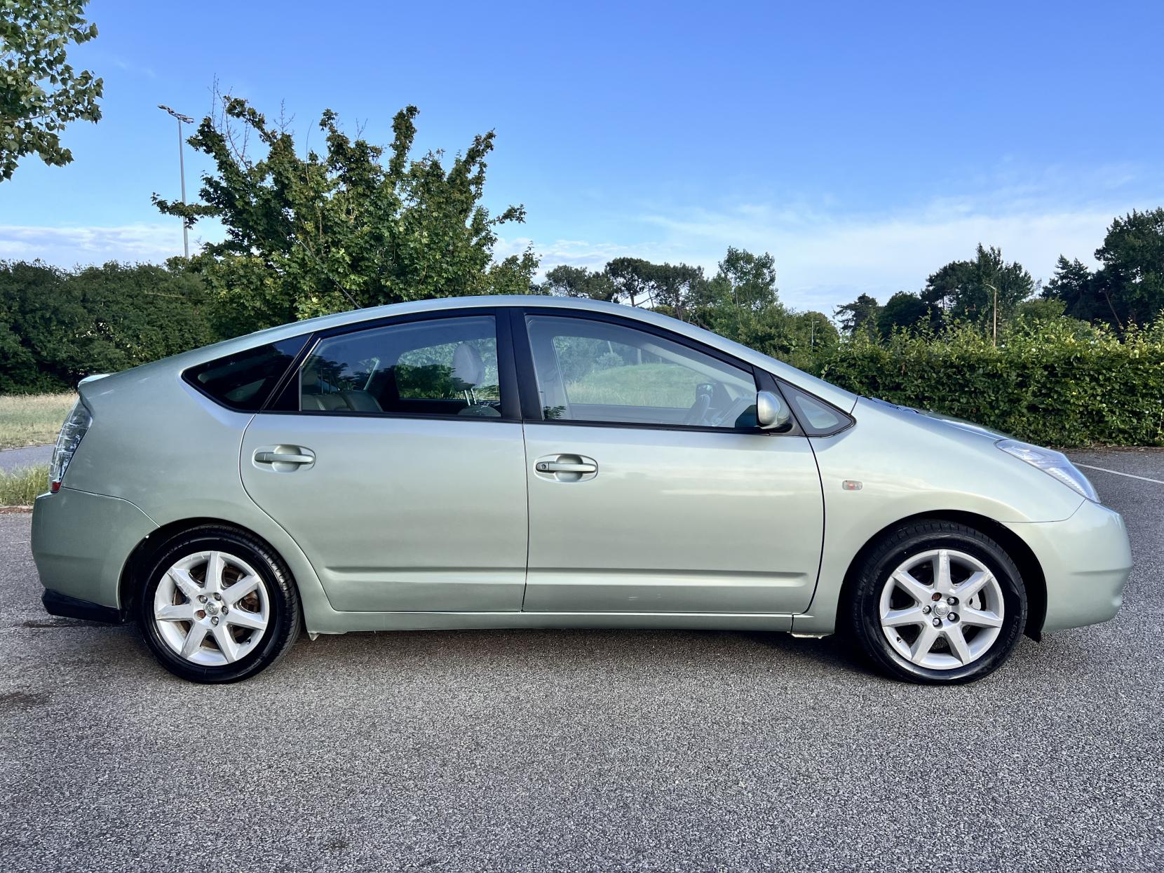 Toyota Prius 1.5 T3 Hatchback 5dr Petrol Hybrid CVT (104 g/km, 76 bhp)