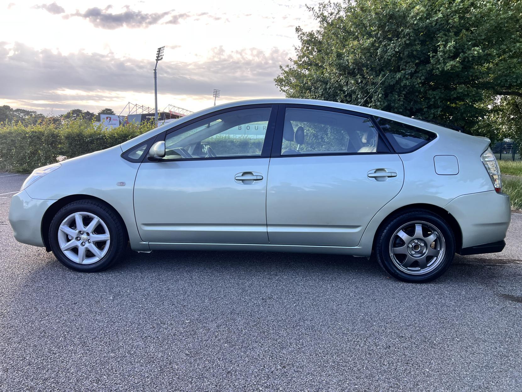 Toyota Prius 1.5 T3 Hatchback 5dr Petrol Hybrid CVT (104 g/km, 76 bhp)