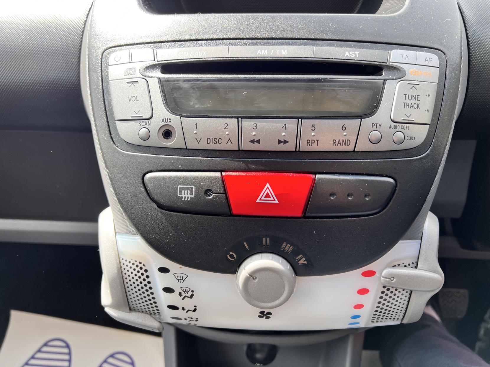 Toyota AYGO 1.0 VVT-i + Hatchback 5dr Petrol Manual Euro 4 (67 bhp)