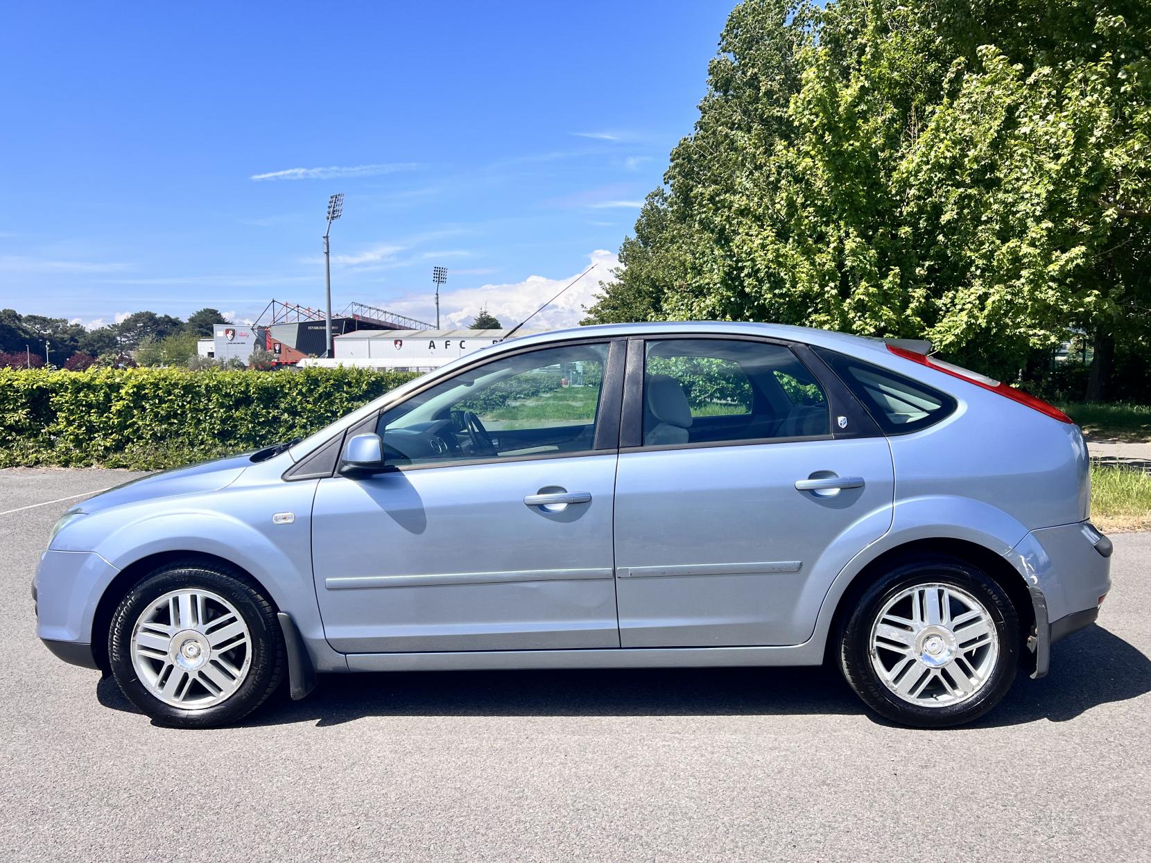 Ford Focus 1.6 Ghia Hatchback 5dr Petrol Automatic (184 g/km, 99 bhp)