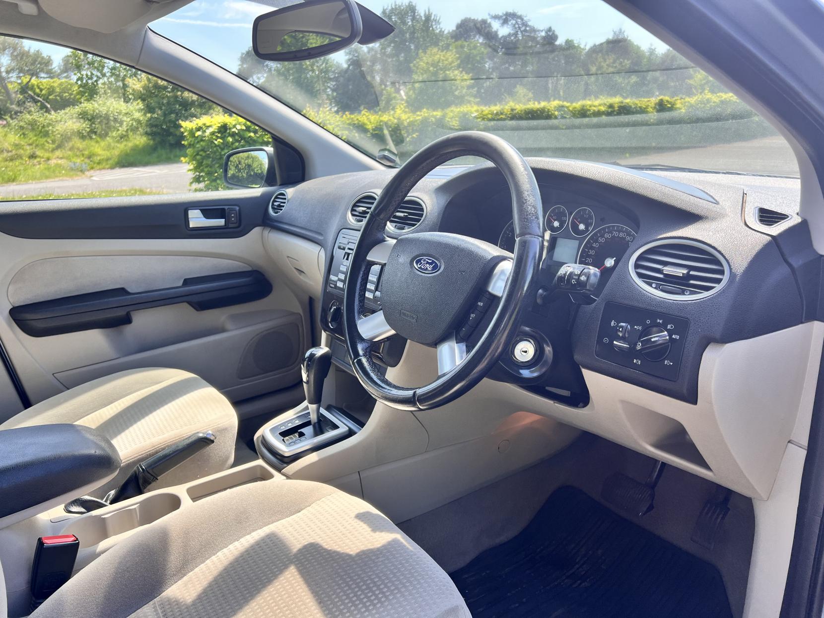 Ford Focus 1.6 Ghia Hatchback 5dr Petrol Automatic (184 g/km, 99 bhp)
